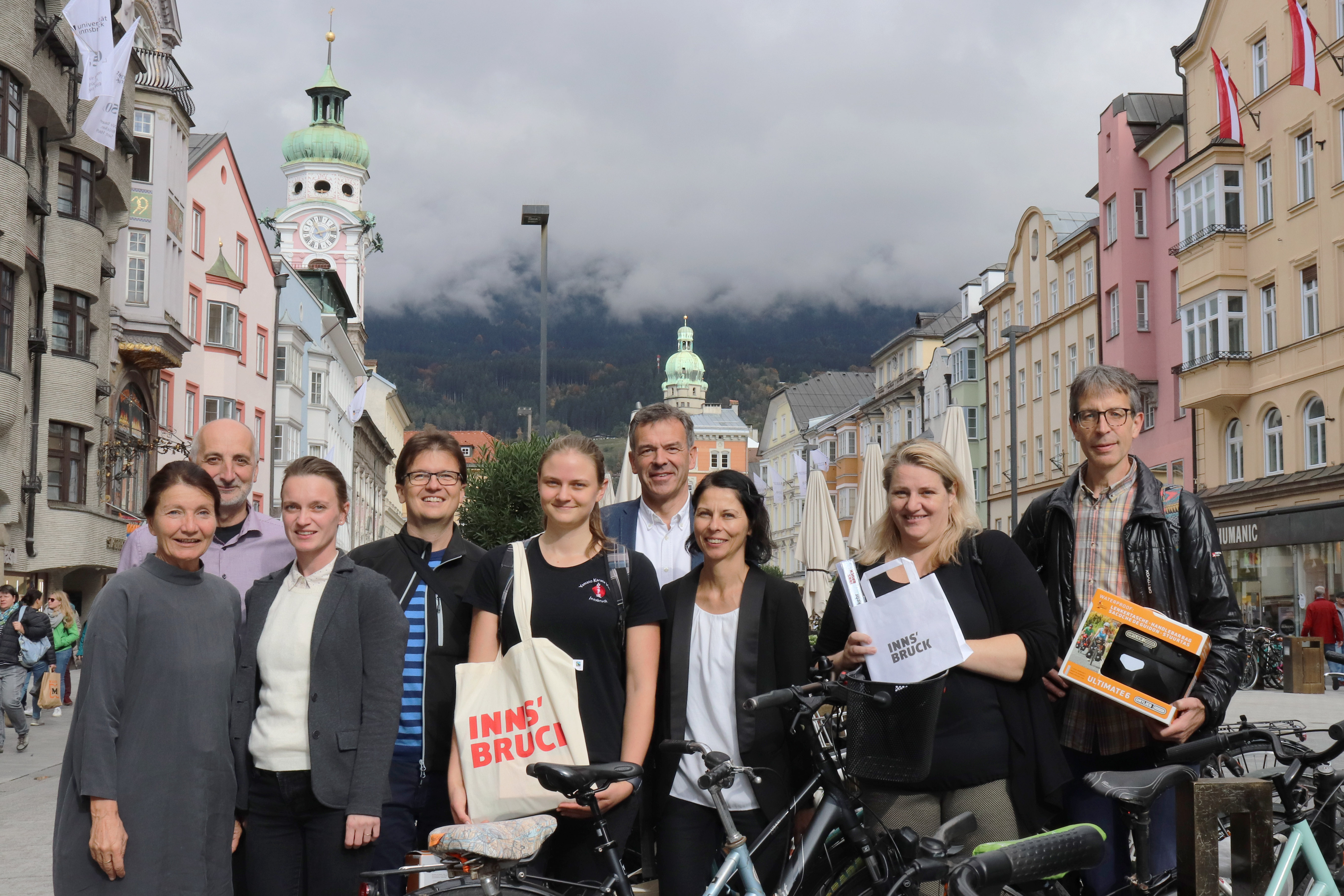 Mobilitätsstadträtin Uschi Schwarzl, Christian Schoder und Teresa Kallsperger (Fuß- und Radkoordination; v.l.) und Bürgermeister Georg Willi (M.) gratulierten den GewinnerInnen Claudia Wicht (3.v.r.) und Iris Schlick-Steiner (5.v.r.) zum ersten Platz, Friederike Steiner (2.v.r.) zum zweiten Platz sowie Markus Pinter (4.v.l.) und Hannes Jarosch (r.) zum dritten Platz.