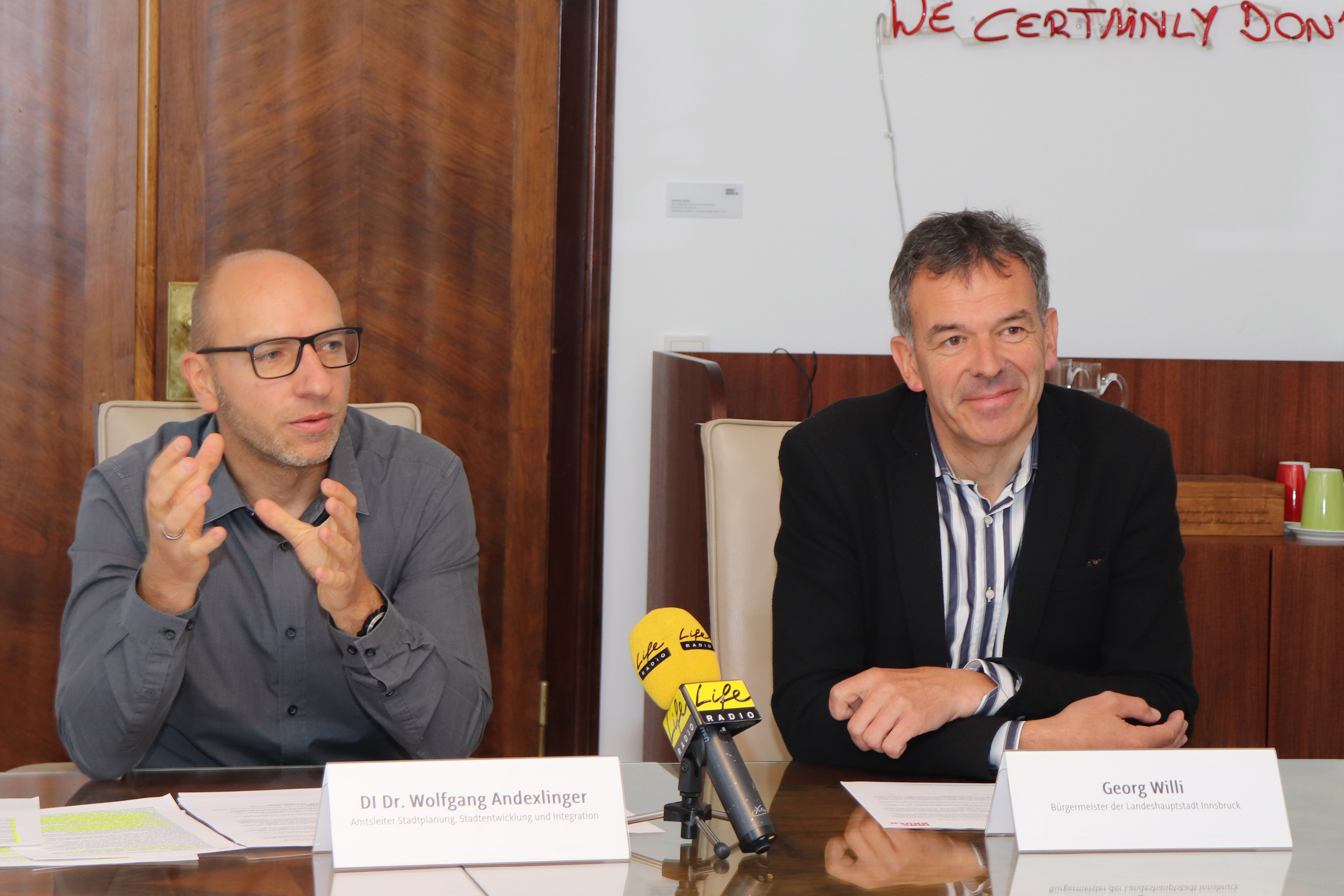 Wolfgang Andexlinger, Leiter des Amtes für Stadtplanung, (l.) und Bürgermeister Georg Willi informierten über das EUROPAN-Forum und sprachen über das städtebauliche Entwicklungspotential Innsbrucks.