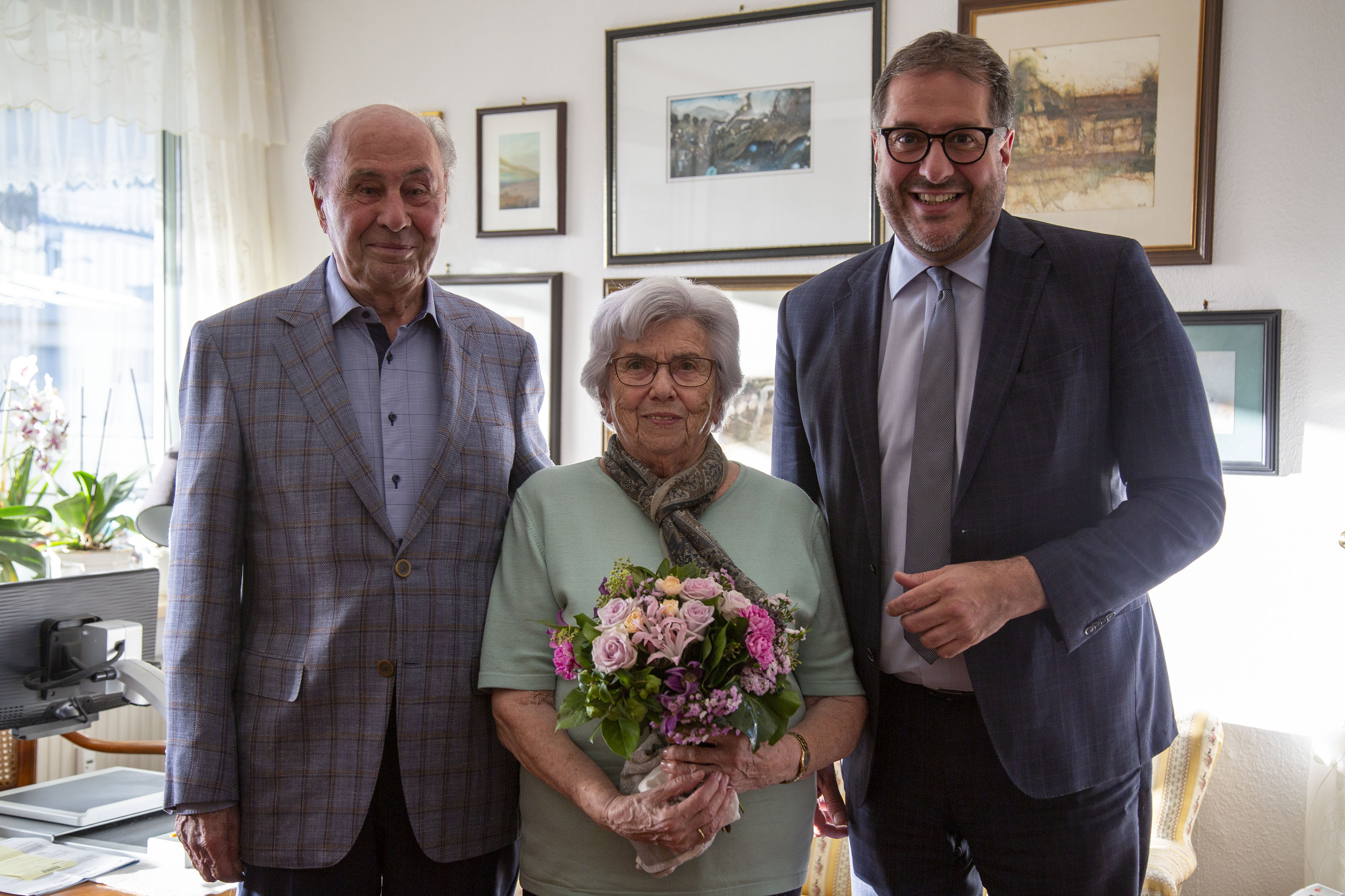 Das Jubelpaar, Walter und Vitoria Kefer, begrüßte Vizebürgermeister Franz X. Gruber in seiner Wohnung in der Radetzkystraße anlässlich des Besuches zur Eisernen Hochzeit.