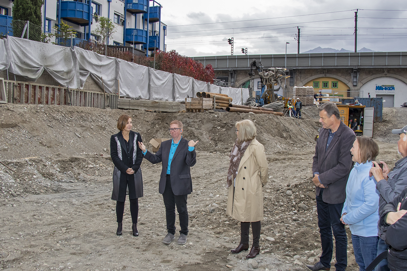 Verbandsleiterin Monika Mück-Egg (Bildmitte) freut sich, dass ab dem Frühjahr 2021 für die Tiroler Gehörlosen-Gemeinschaft ein neues Begegnungs- und Kompetenzzentrum zur Verfügung steht.