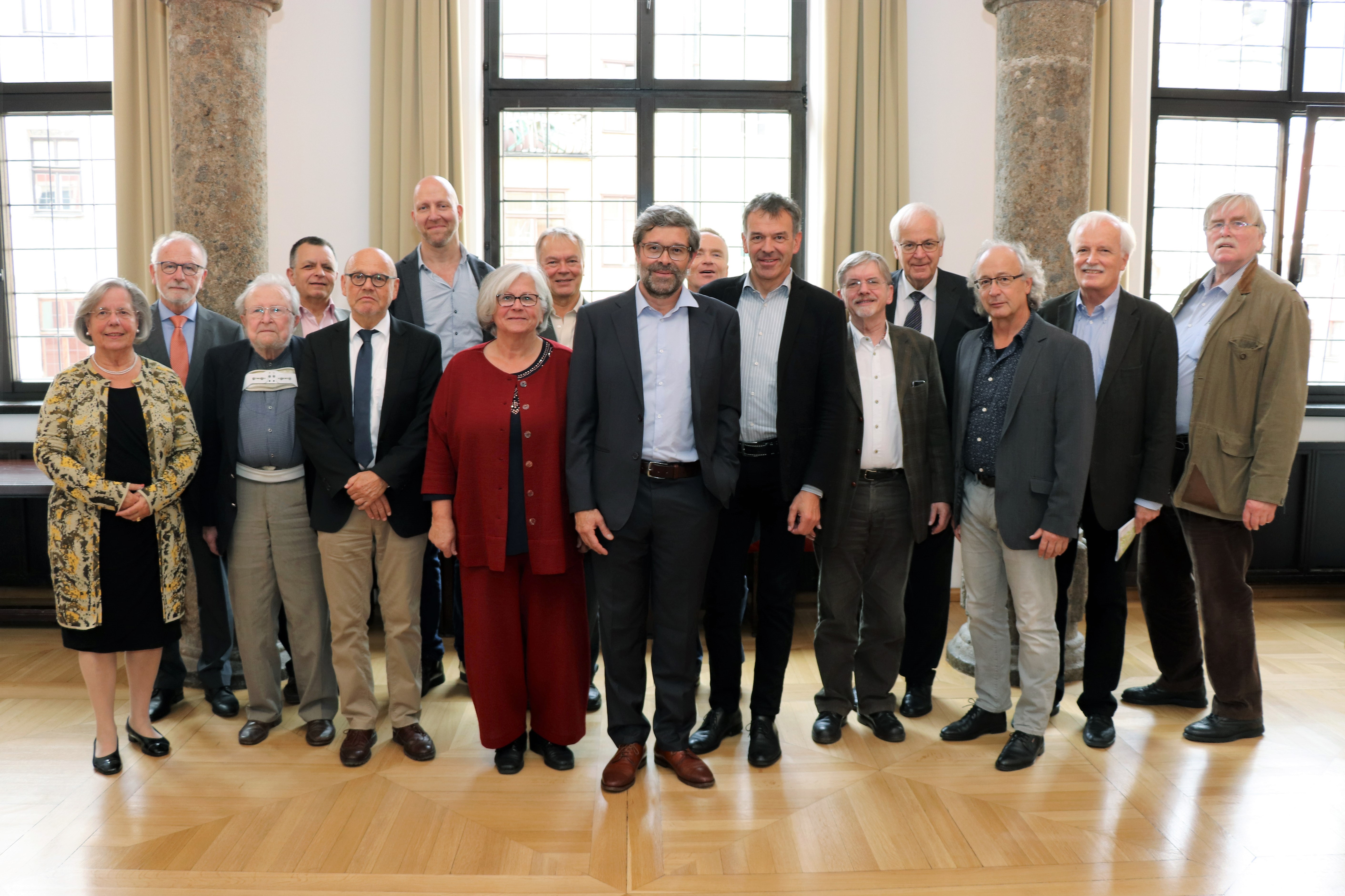 Bereits zum dritten Mal kamen VertreterInnen der Deutschsprachigen Gesellschaft für Kunst und Psychopathologie des Ausdrucks (DGPA) anlässlich ihrer Jahrestagung in der Tiroler Landeshauptstadt zusammen. Empfangen wurden sie dabei von Bürgermeister Georg Willi (M.) im Bürgersaal des Alten Rathauses in der Innsbrucker Altstadt. Die DGPA beschäftigt sich mit den Berührungspunkten von Psychiatrie, Psychopathologie und künstlerischen Ausdrucksformen. Das heurige Tagungsthema lautet „Leiden – Pathos – Ausdruck“.