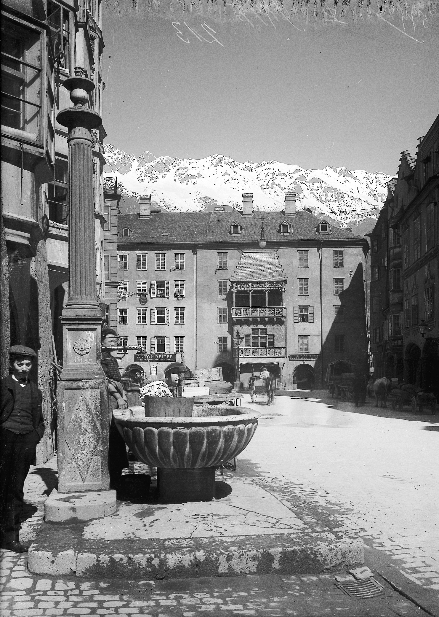 Herzog-Friedrich-Straße, Brunnen vor dem Trautsonhaus, Frau steht nördlich und wäscht ihre Wäsche