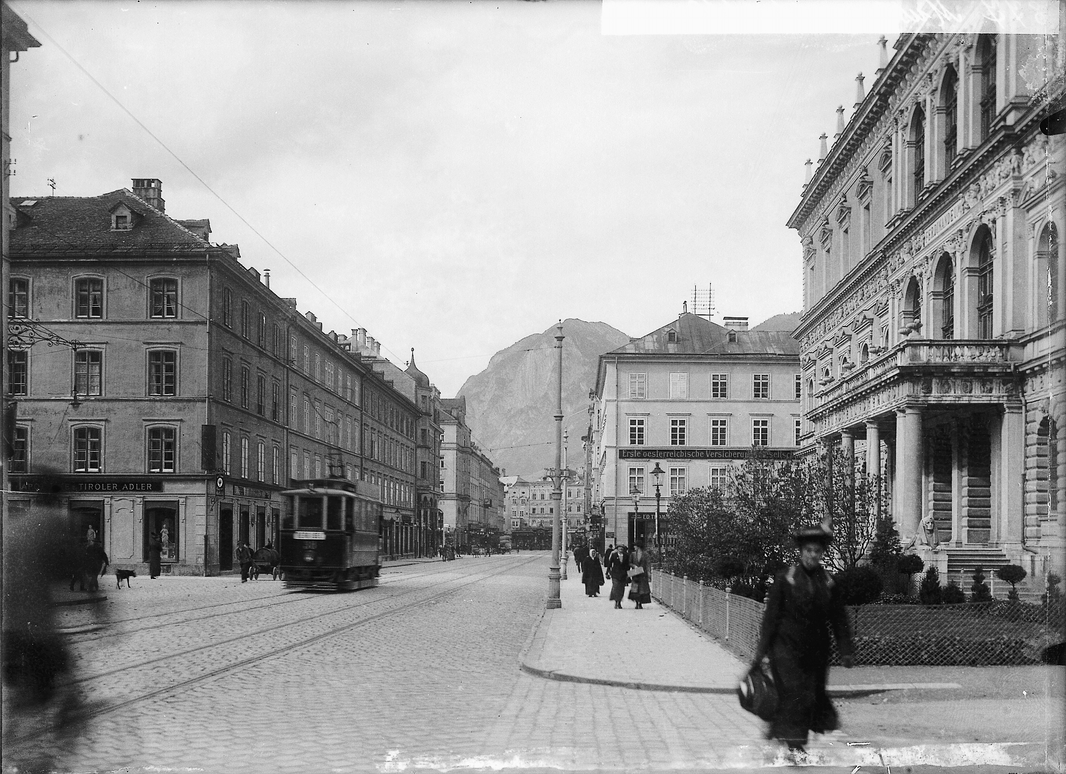 Museumstraße. Rechts im Bild das Museum Ferdinandeum.