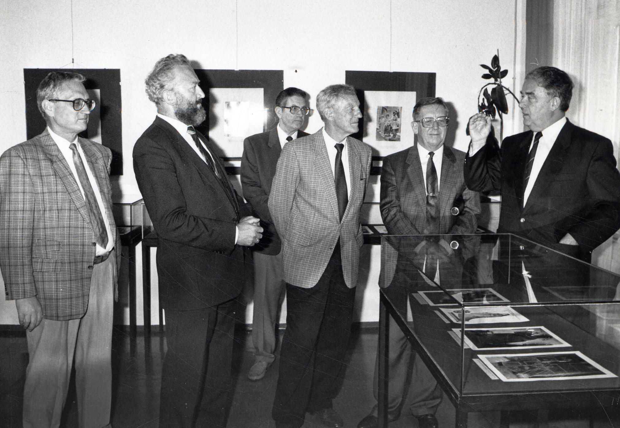 OSR Dr. August Wammes (links) bei der Grabdenkmalausstellung Maximilian I. 1990 im Stadtarchiv.