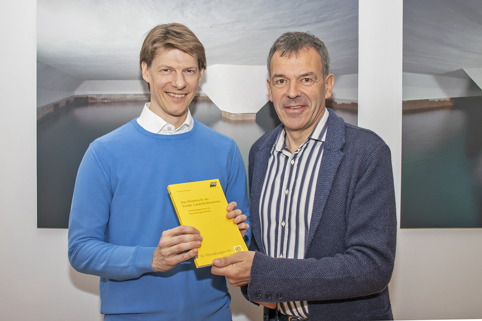 Das Dienstrecht der Beamten und der Vertragsbediensteten des Landes Tirol hat bislang noch keine umfassende Darstellung in der Literatur erfahren. Um diese Lücke zu schließen, verfasste Mag. Dr. Christian Warzilek vom Amt der Tiroler Landesregierung (Abteilung Organisation und Personal) eine Monografie und begibt sich auf eine entwicklungsgeschichtliche Spurensuche nach einschlägigen Rechtsquellen und prägenden Reformschritten. Das Werk behandelt das Dienstrecht der Tiroler Landesbediensteten und beleuchtet seinen Entstehungsprozess und seine Fortentwicklung. Dienstrechtliche Regelungen haben eine lange Tradition aufzuweisen, deren neuzeitlicher Ursprung im Wesentlichen auf die Regentschaft von Kaiser Maximilian I. zurückzuführen ist. Diese Tatsache ist entwicklungsgeschichtlich für die Beschreibung des öffentlichen Dienstes von Bedeutung und soll auch vor dem Hintergrund des sich 2019 zum 500. Mal jährenden Todestages von Kaiser Maximilian I. nicht unerwähnt bleiben.  Der Autor des Fachbuches besuchte kürzlich Innsbrucks Bürgermeister Georg Willi im Rathaus und überreichte ihm persönlich ein Exemplar.