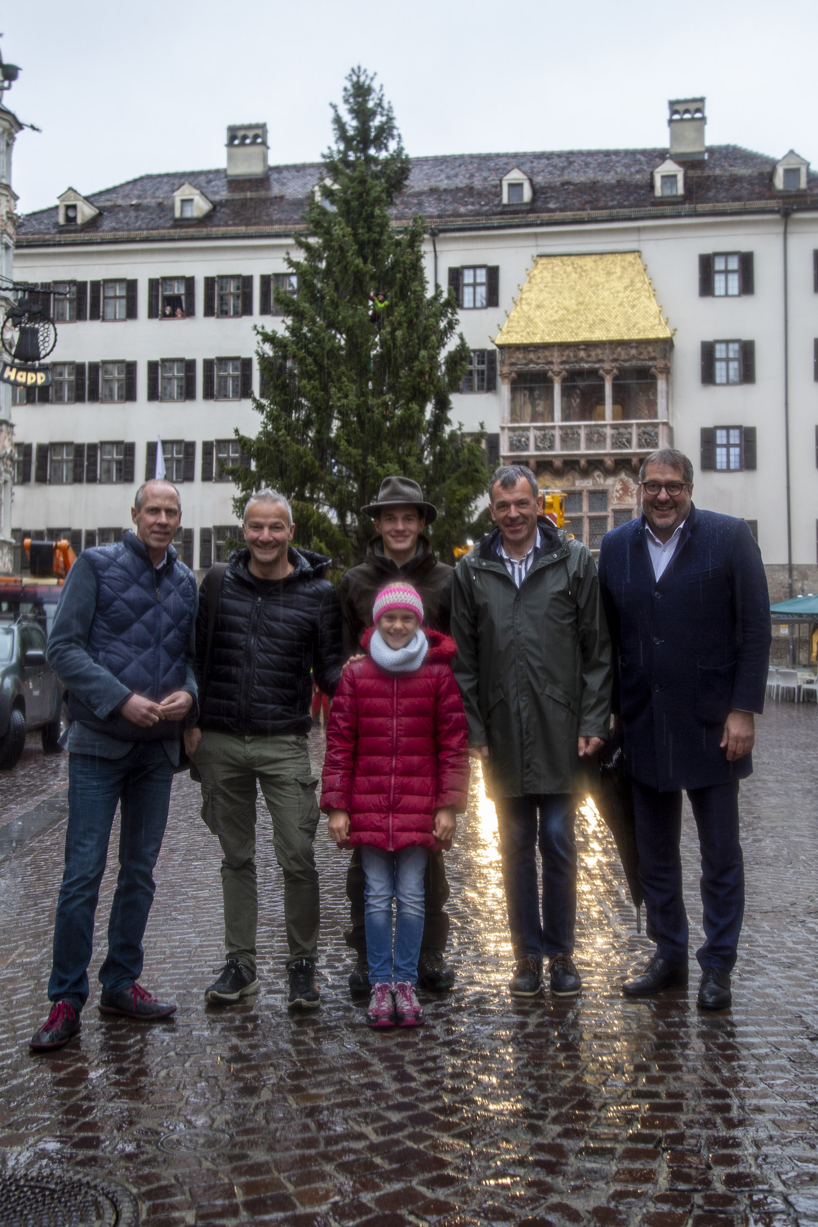 Julia (Mitte) ließ sich die Aufstellung des Christbaums nicht entgehen. Bei der Eröffnung am 15. November darf sie ihn gemeinsam mit Bernhard Vettorazzi (Geschäftsführer Stadtmarketing Innsbruck), Robert Neuner (Geschäftsführer IAI Veranstaltungs GmbH), Florian Jäger (Forstamt Innsbruck), Bürgermeister Georg Willi und Vizebürgermeister Franz X. Gruber (v.l.) illuminieren.