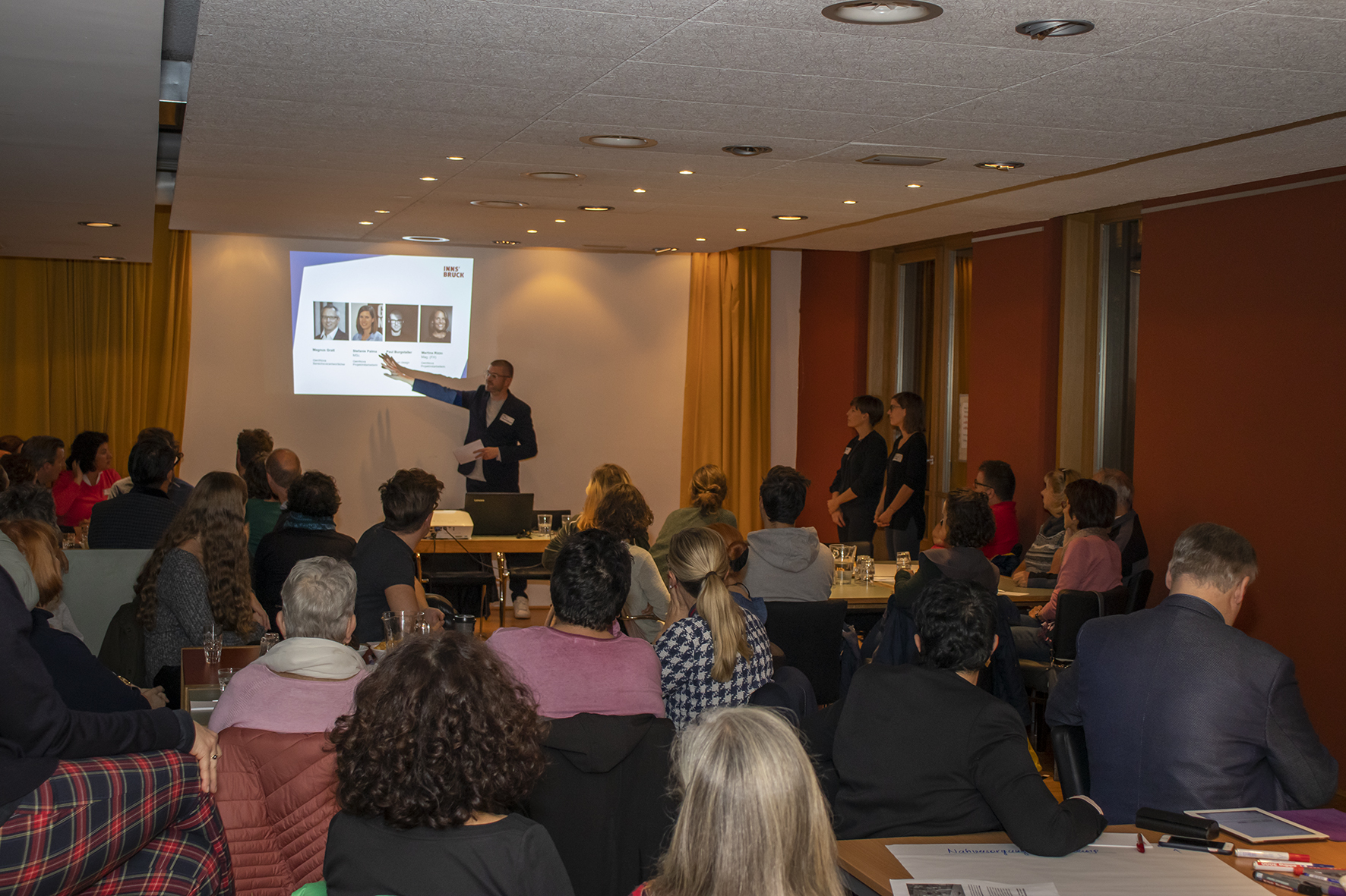 BürgerInnenbeteiligungsprozess in der Pradler Straße: Wirtschaftstreibende und AnrainerInnen standen im Austausch.