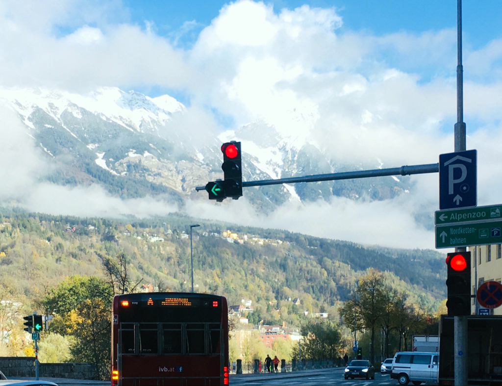 Eine zentrale Stelle im Innsbrucker Verkehrsnetz verfügt nun über ein von Weitem sichtbares Ampelsignal für Linksabbieger.