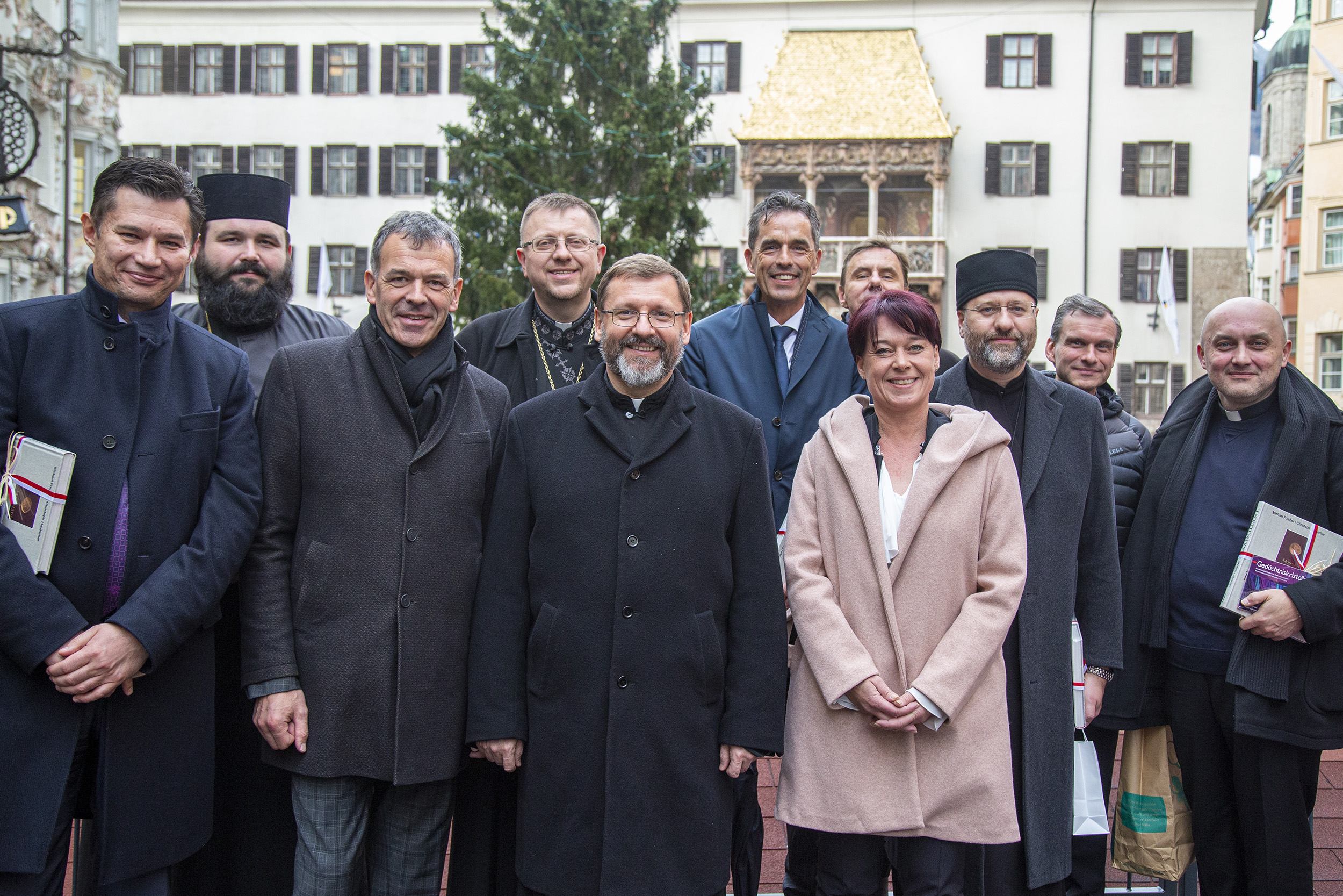 Anlässlich des Jubliläums "120 Jahre ukrainische Gemeinde in Innsbruck" empfingen Landtagspräsidentin Sonja Ledl-Rossmann und Bürgermeister Georg Willi den Großerzbischof von Kyiv-Halych, Oberhaupt der ukrainischen griechisch-katholischen Kirche Sviatoslav Shevchuk im historischen Bürgersaal im Stadtturm. Das Treffen stand im Zeichen der Erinnerung der gemeinsamen Zeit, die von gegenseitiger Hilfe und Herzlichkeit geprägt war.