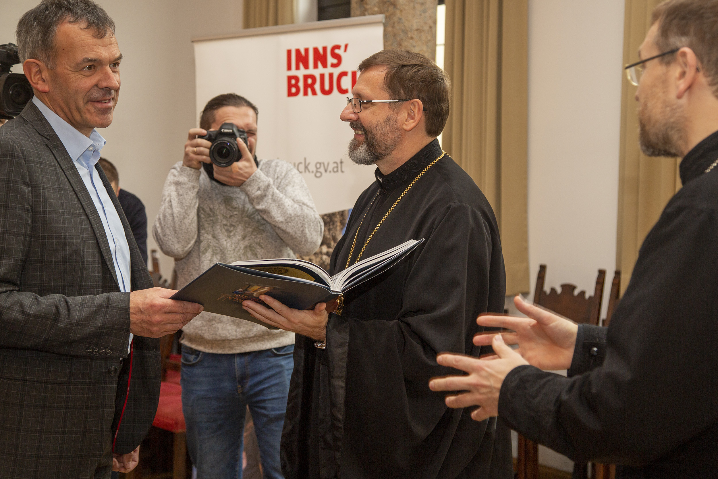 Anlässlich des Jubliläums "120 Jahre ukrainische Gemeinde in Innsbruck" empfingen Landtagspräsidentin Sonja Ledl-Rossmann und Bürgermeister Georg Willi den Großerzbischof von Kyiv-Halych, Oberhaupt der ukrainischen griechisch-katholischen Kirche Sviatoslav Shevchuk im historischen Bürgersaal im Stadtturm. Das Treffen stand im Zeichen der Erinnerung der gemeinsamen Zeit, die von gegenseitiger Hilfe und Herzlichkeit geprägt war.