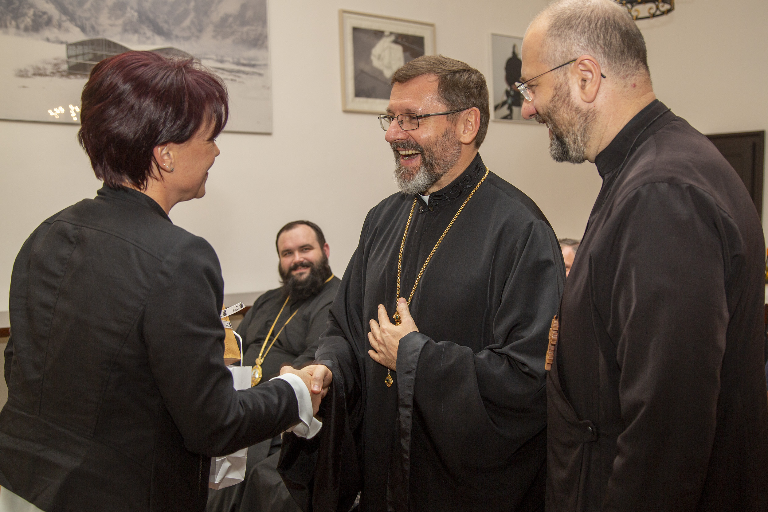 Anlässlich des Jubliläums "120 Jahre ukrainische Gemeinde in Innsbruck" empfingen Landtagspräsidentin Sonja Ledl-Rossmann und Bürgermeister Georg Willi den Großerzbischof von Kyiv-Halych, Oberhaupt der ukrainischen griechisch-katholischen Kirche Sviatoslav Shevchuk im historischen Bürgersaal im Stadtturm. Das Treffen stand im Zeichen der Erinnerung der gemeinsamen Zeit, die von gegenseitiger Hilfe und Herzlichkeit geprägt war.