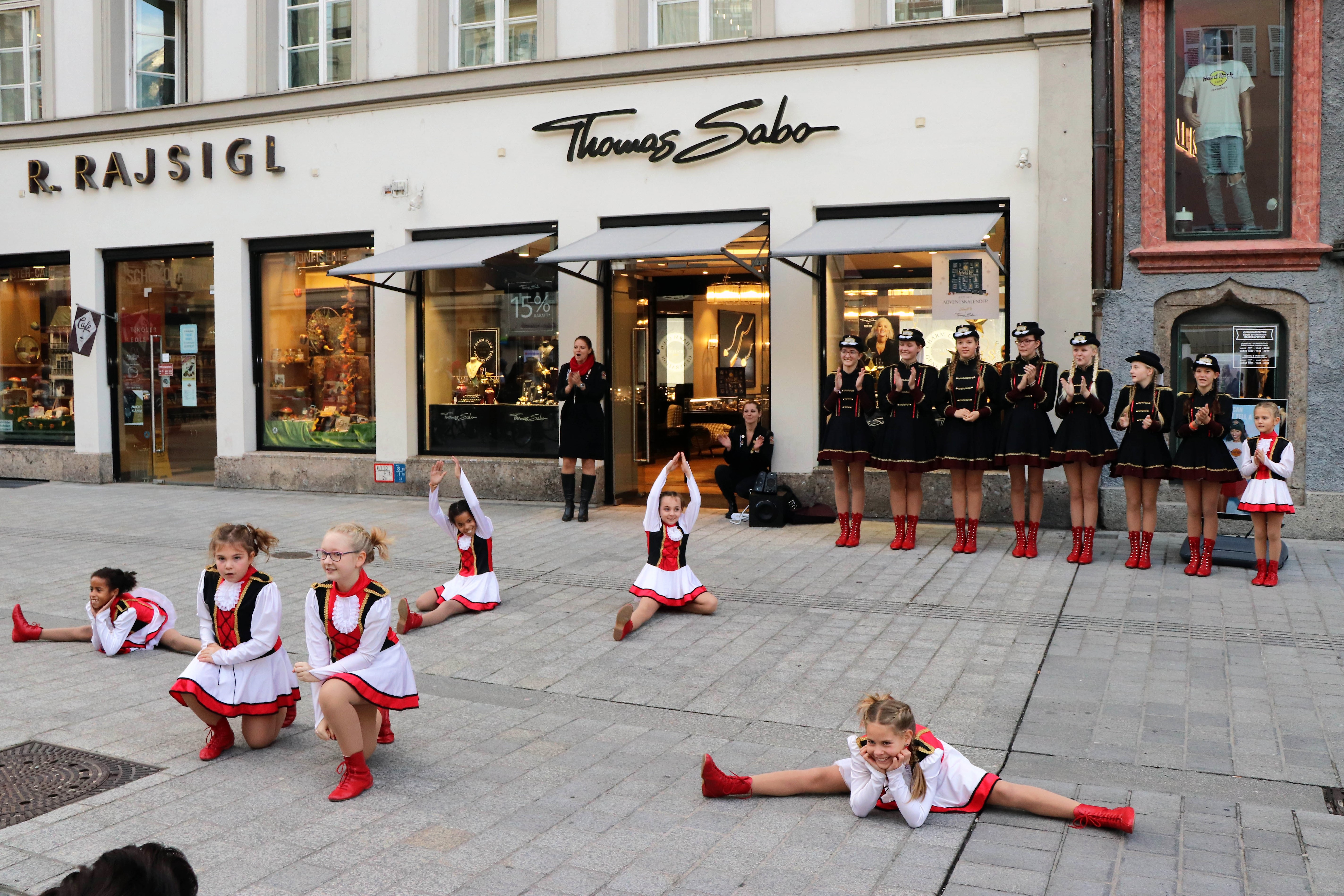 Pünktlich zum Faschingsbeginn – am 11. November 2019 – schauten 14 junge GardetänzerInnen und ihre BetreuerInnen im Innsbrucker Rathaus vorbei. Gemeinsam mit Bürgermeister Georg Willi begrüßten sie die Faschingszeit, wobei die ersten Faschingskrapfen und eine Tanzeinlage in der Maria-Theresien-Straße natürlich nicht fehlen durften. Seit über 25 Jahren steht die „Stadtgarde Schautanzgruppe Innsbruck“ für Freude an der Bewegung und Spaß an Tanz und Musik. Der gemeinnützige Verein bringt Kindern und Jugendlichen in drei Altersgruppen traditionelle Gardetänze bei. (AA)