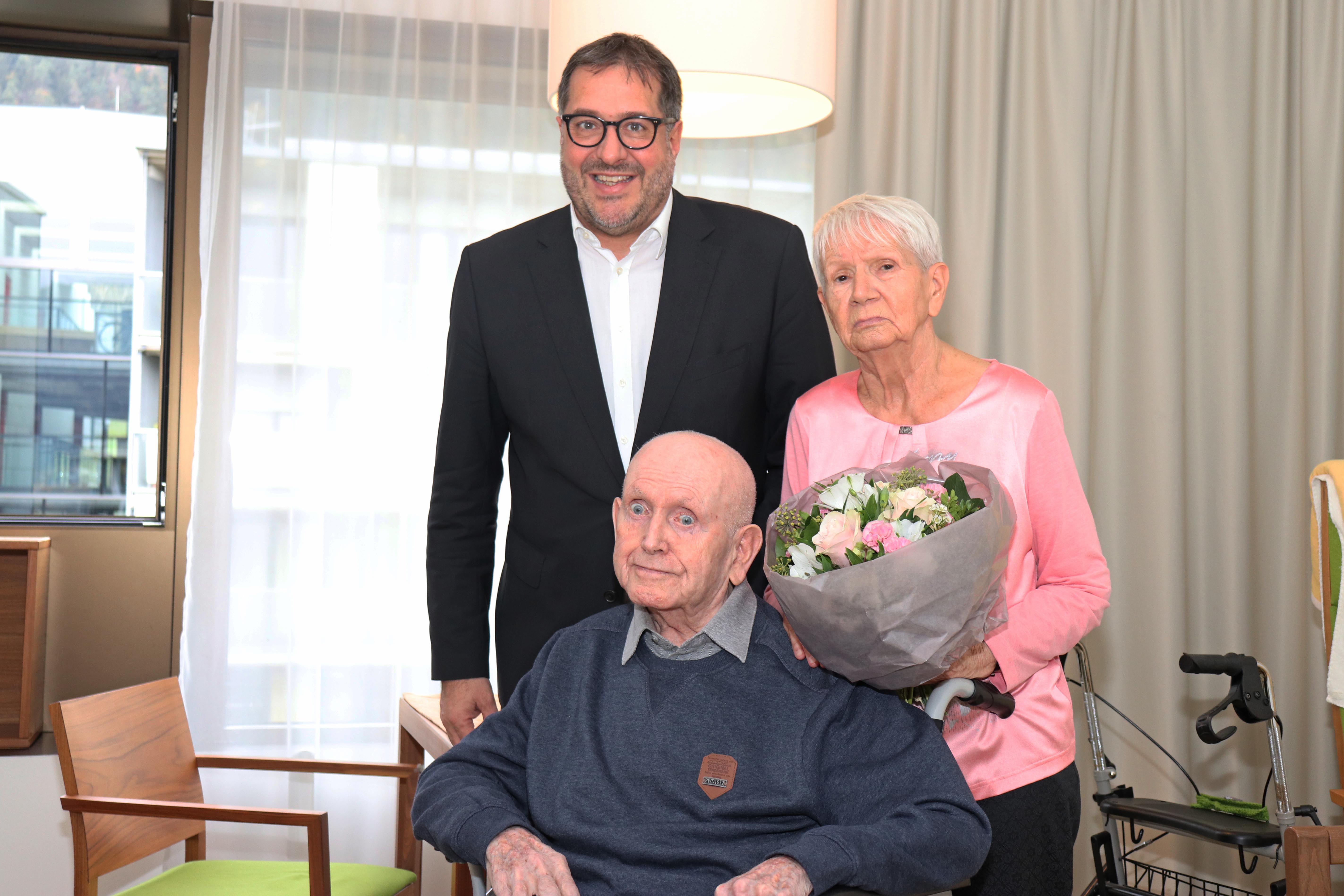 Zur Eisernen Hochzeit überbrachte Vizebürgermeister Franz X. Gruber dem Ehepaar Hager seine Glückwünsche und einen bunten Blumenstrauß.