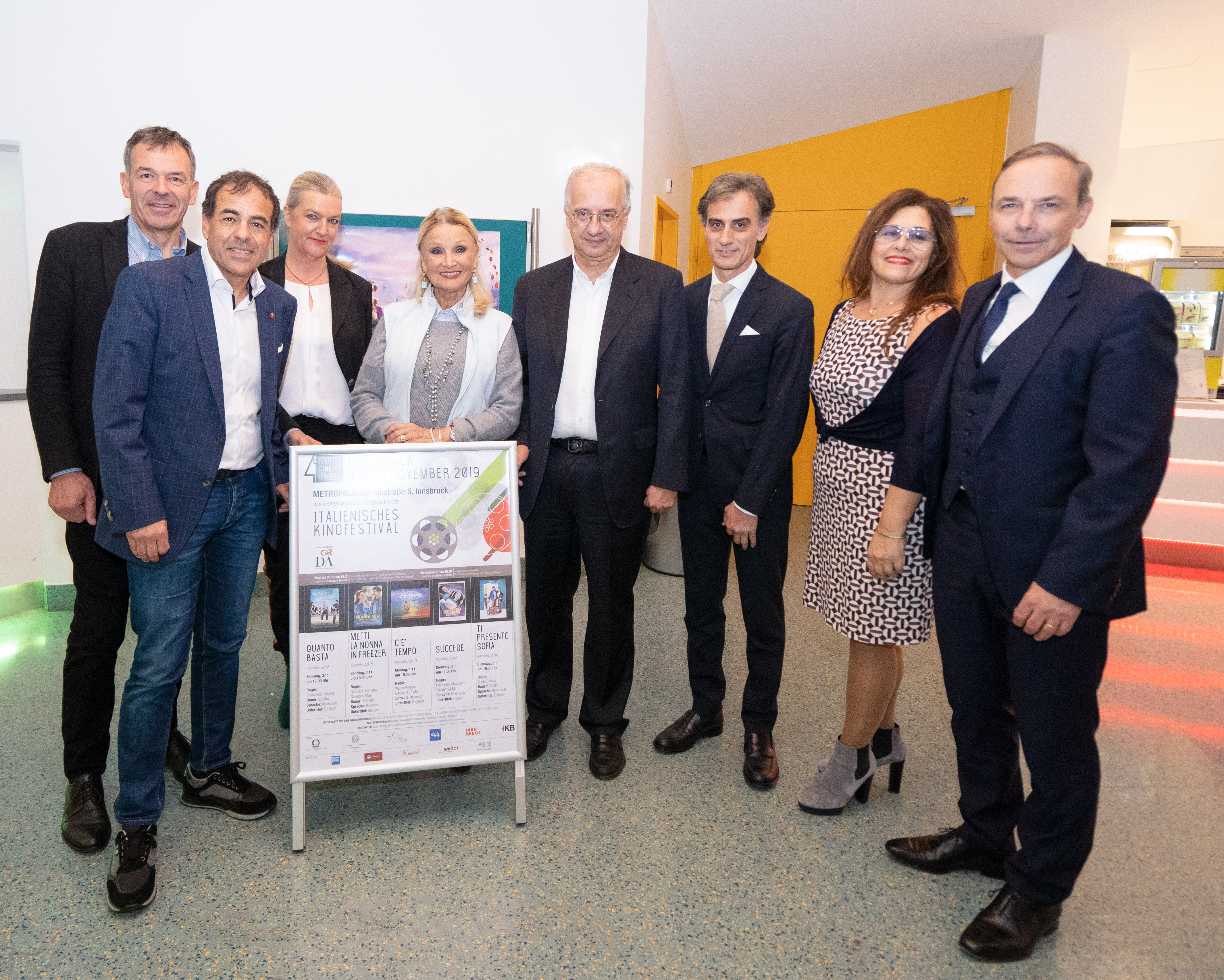 Von 2. bis 5. November fand bereits zum 4. Mal das vom Institut Dante Alighieri organisierte und veranstaltete italienische Filmfestival statt. Rund 1.000 BesucherInnen nutzten die Gelegenheit, zeitgenössische italienische Filme zu erleben. Unter den Kinobegeisterten (v.l.n.r.): Bürgermeister Georg Willi, Pietro Salituri (Organisator und Präsident des Instituts Dante Alighieri), Katharina Willi, Barbara Bouchet (Schauspielerin), Walter Veltroni (Regisseur und ehemaliger Bürgermeister von Rom), Andrea Colonnelli (Büroleiter der italienischen Zentral für Tourismus, ENIT), Rita Causio Schöpf und Herbert Schöpf (italienischer Honorarkonsul in Innsbruck).