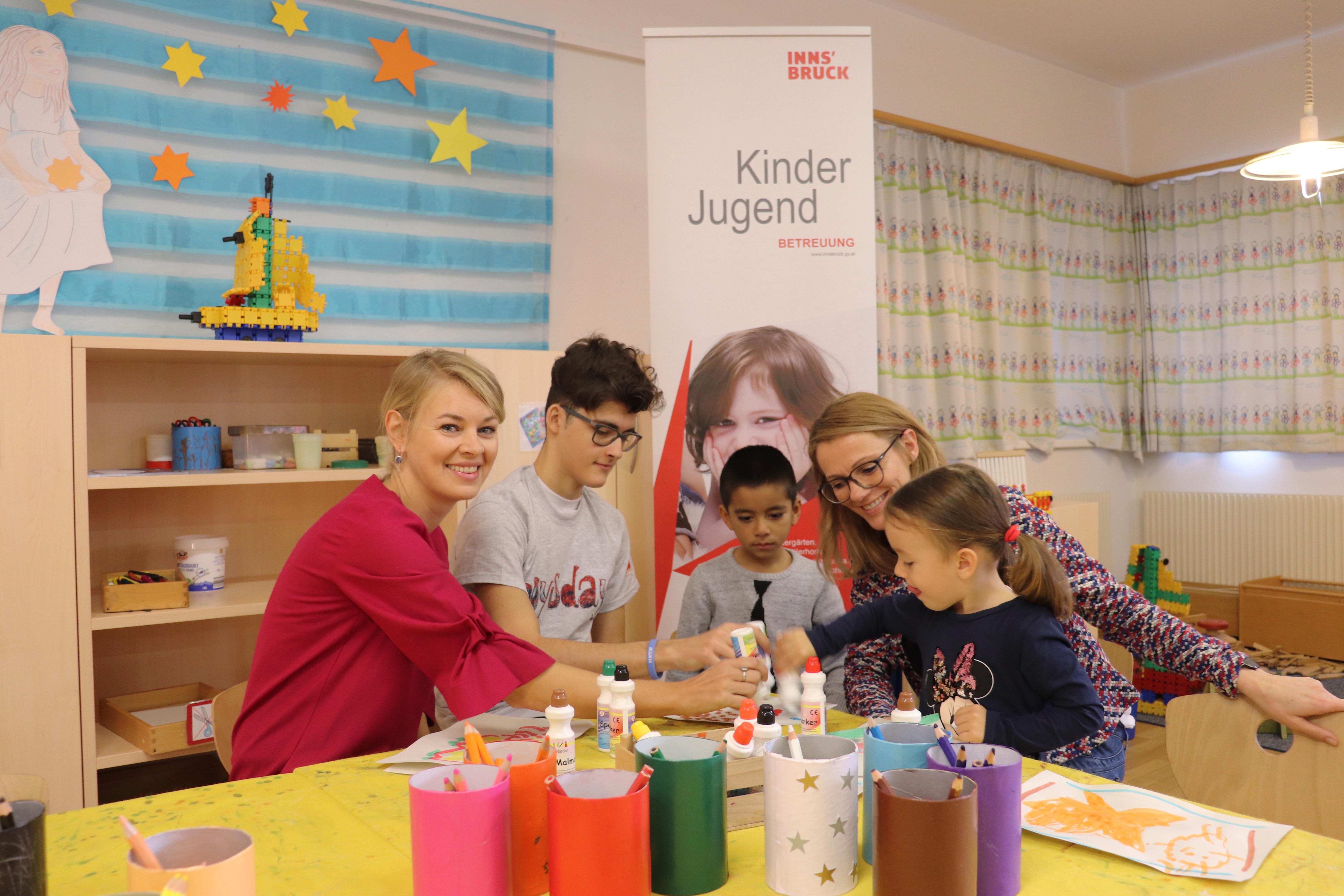 Kris Stoyanov (2. v. l.) schnupperte anlässlich des Boys’ Day im Kindergarten Mitterweg. Stadträ-tin Elisabeth Mayr (l.) und Barbara Schett (Referatsleiterin Pädagogische Bildung und Entwick-lung, 2. v. r.) machten sich einen Eindruck vor Ort.