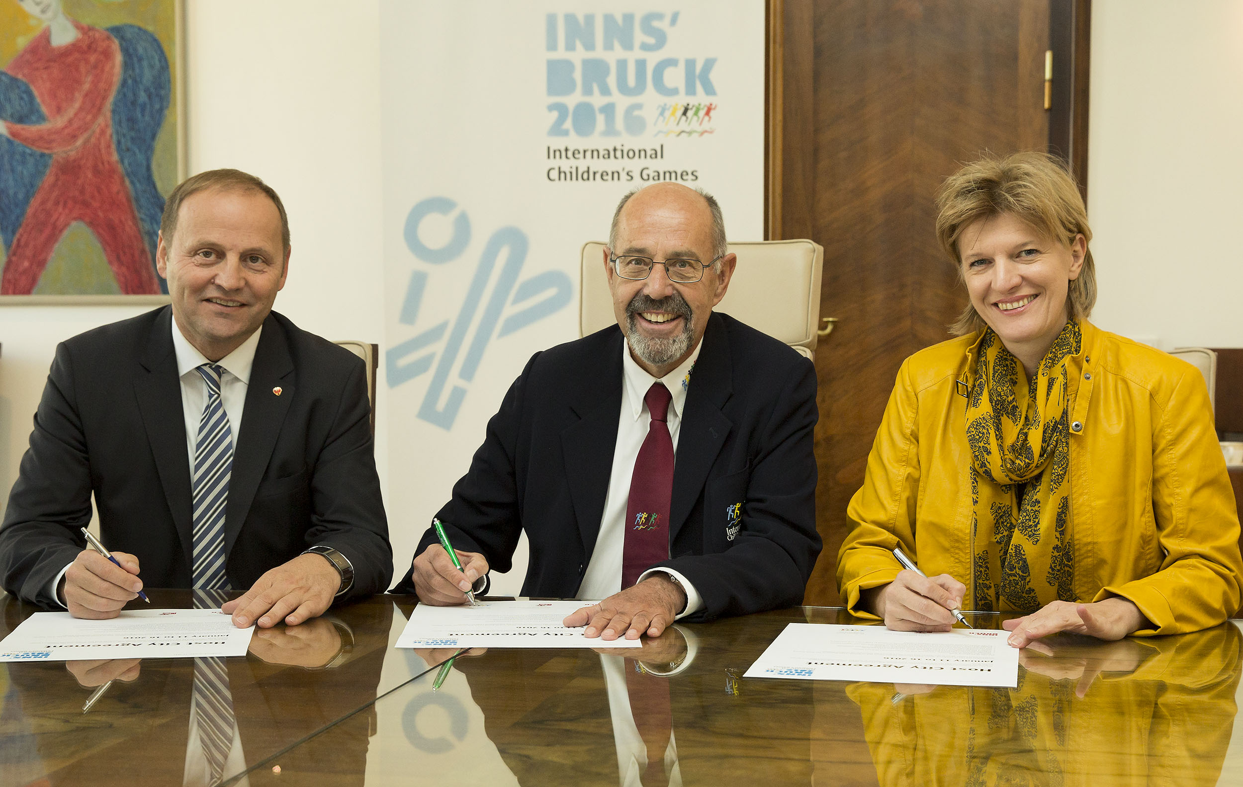 (v.l.) Landeshauptmann-Stellvertreter Josef Geisler, ICG-Präsident Torsten Rasch und Bürgermeisterin Mag.a Christine Oppitz-Plörer bei der feierlichen Vertragsunterzeichnung.