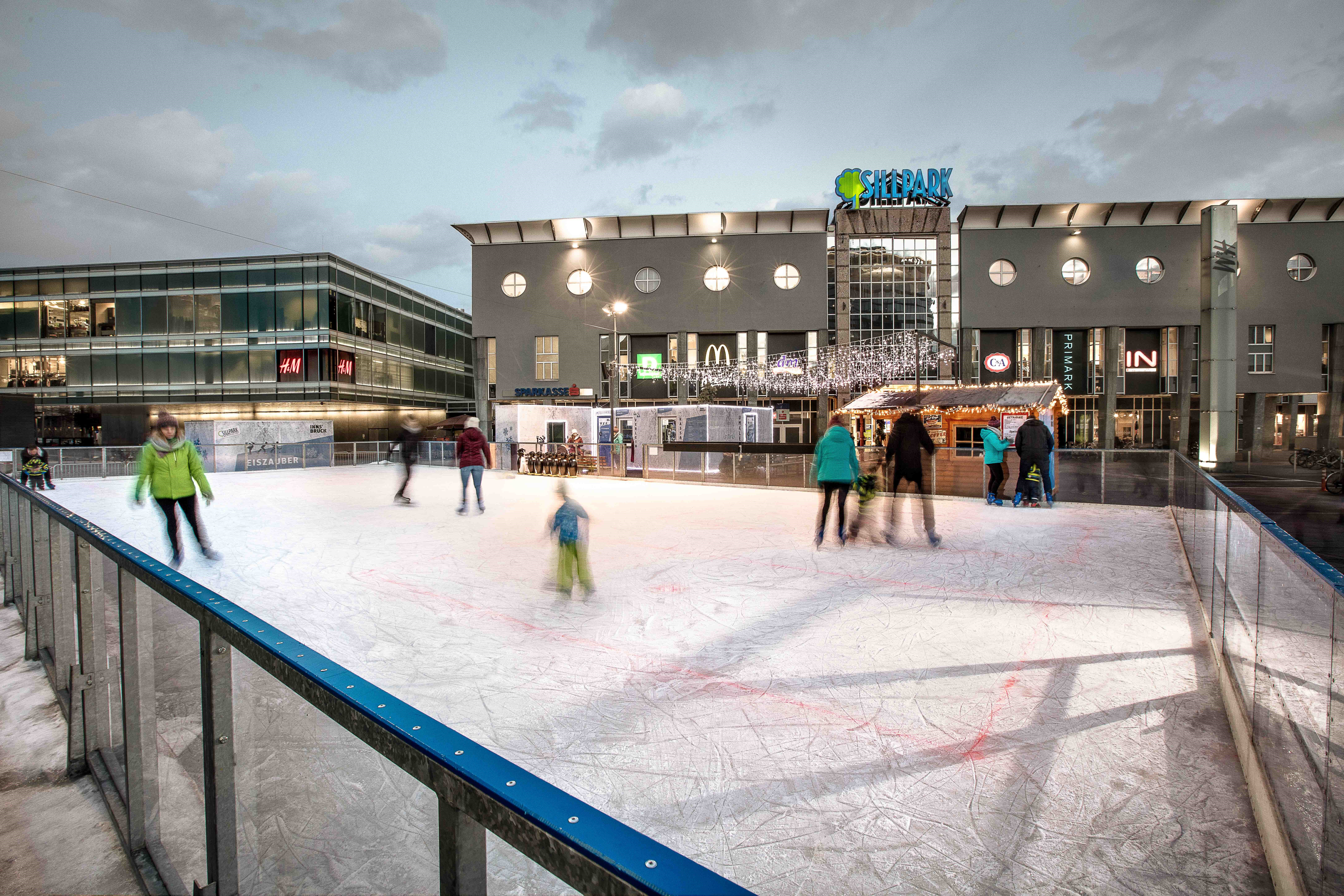 Auch in diesem Jahr können sich Eislauf-Begeisterte von Jung bis Alt im Rahmen von Bewegt am Eis kostenlos auf den vier Innsbrucker Kunsteislaufplätzen austoben.