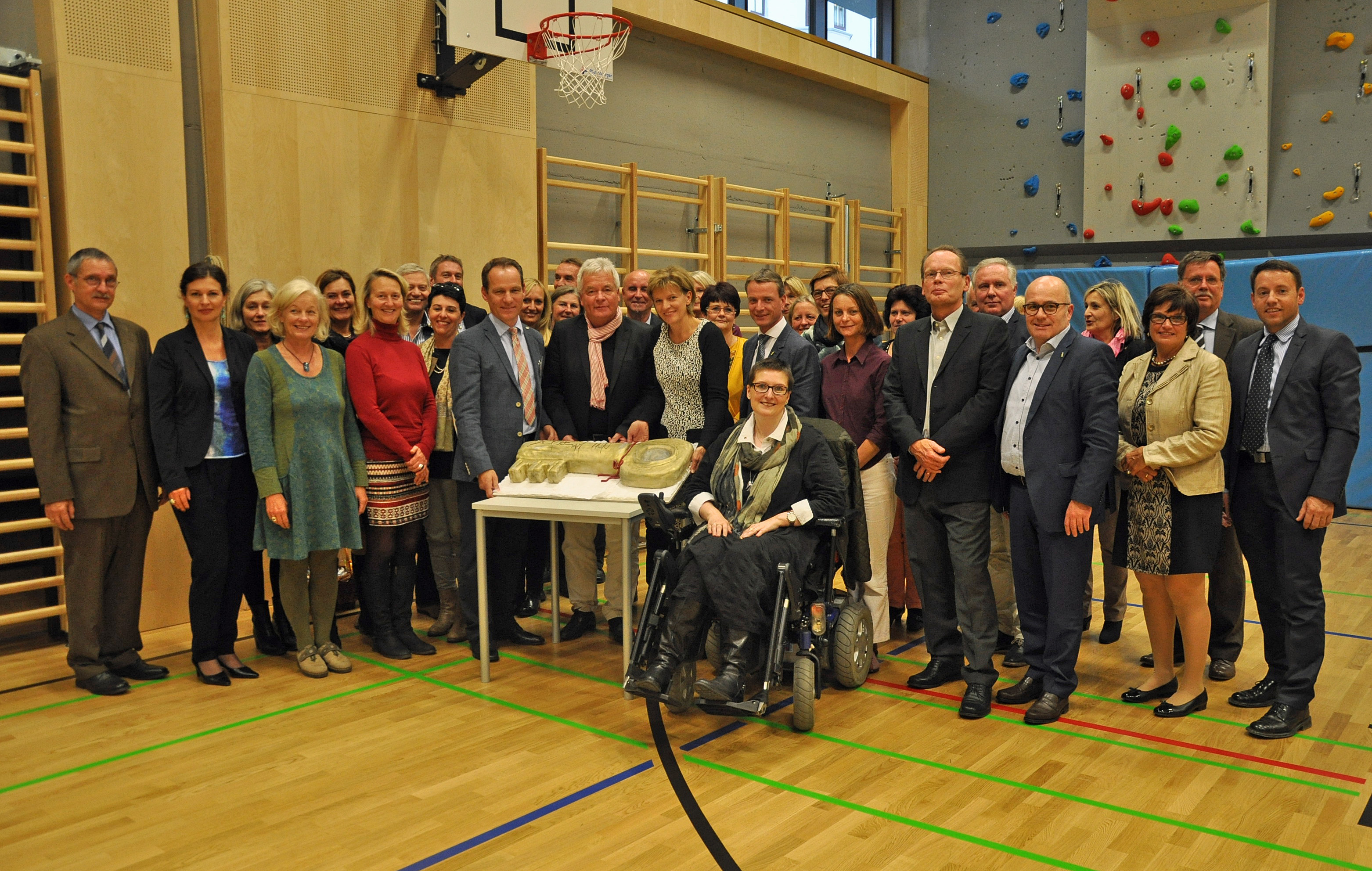 Einen „süßen“ Schlüssel für die „Schule am Inn“ erhielt Direktor Wolfgang Rieser von Bgm Oppitz-Plörer (M.) und StR Pechlaner; zahlreiche städtische VertreterInnen sowie DirektorInnen feierten mit.