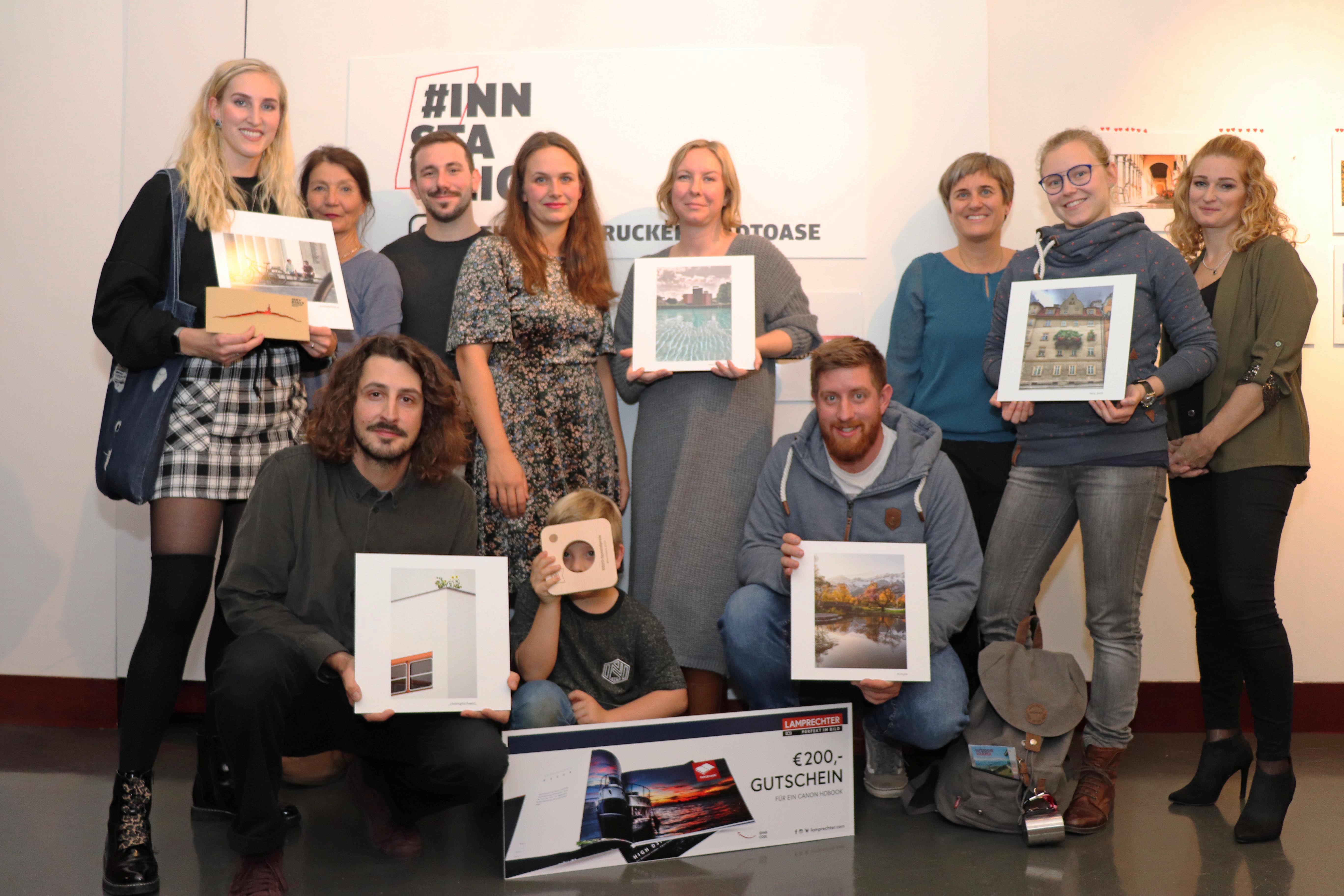 Kulturstadträtin Uschi Schwarzl (2. v. l.) überreichte gemeinsam mit Renate Ursprunger (3. v. r.) vom Stadtarchiv/Stadtmuseum Innsbruck, Rebecca Müller (M.) vom 6020 Stadtmagazin sowie Bernd Eckl (3. v. l.) und Sabine Nairz (r.) von Foto Lamprechter die Preise für die prämierten Bilder.