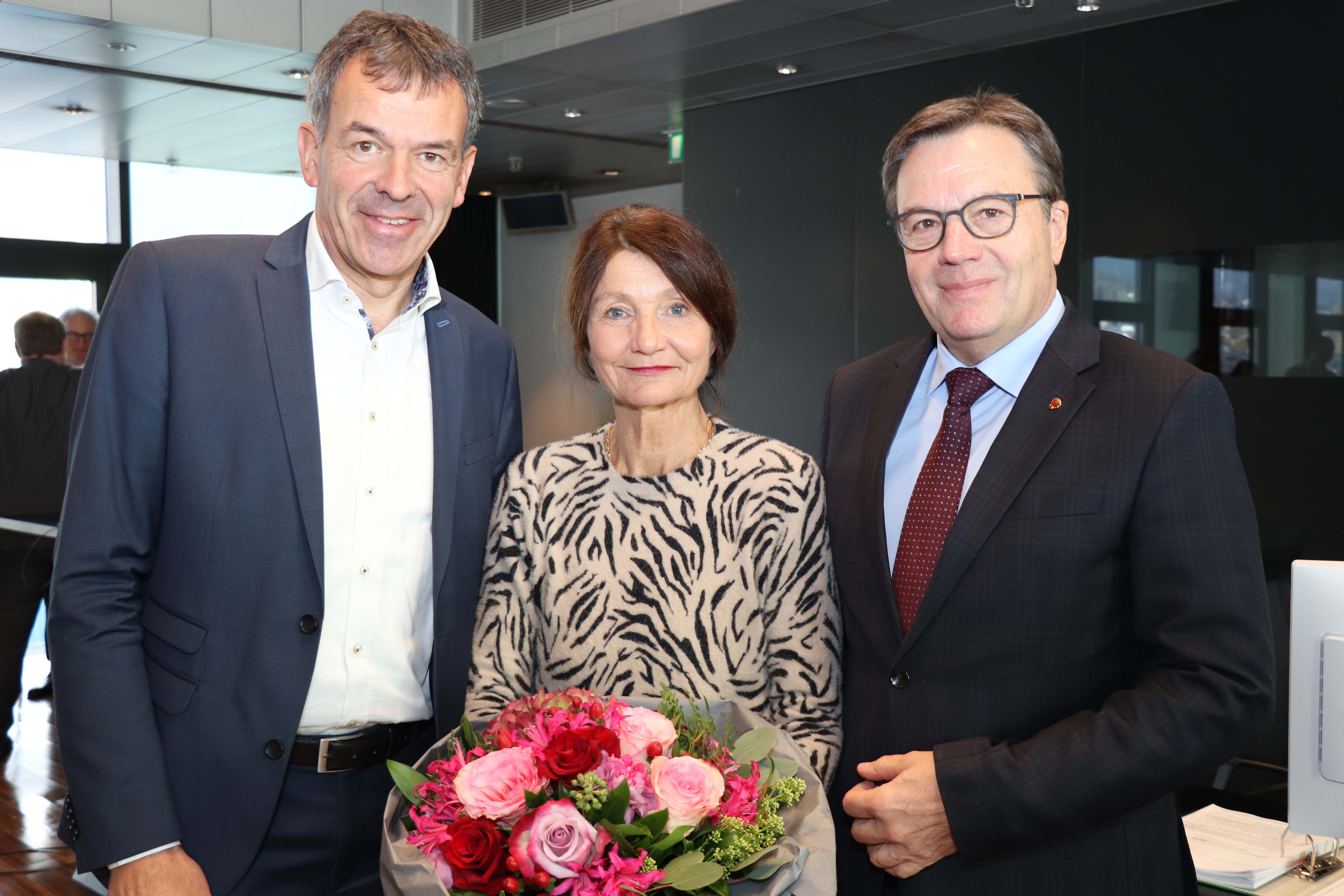 Wahl zur ersten Vizebürgermeisterin vom 21. November 2019 im Innsbrucker Gemeinderat: v. r.: Landeshauptmann Günther Platter, Vizebürgermeisterin Uschi Schwarzl, Bürgermeister Georg Willi.