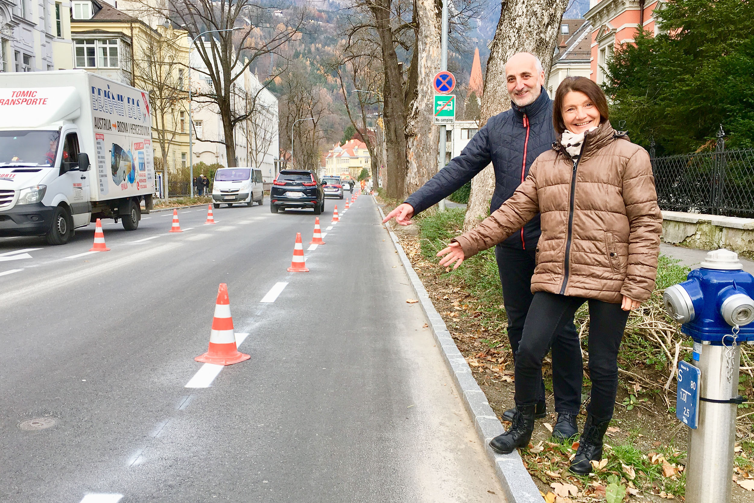 Mobilitätsstadträtin Vizebürgermeisterin Uschi Schwarzl präsentiert mit dem städtischen Radkoordinator Christian Schoder das Ergebnis zur Aufwertung des Radverkehrs in der Kaiserjägerstraße.