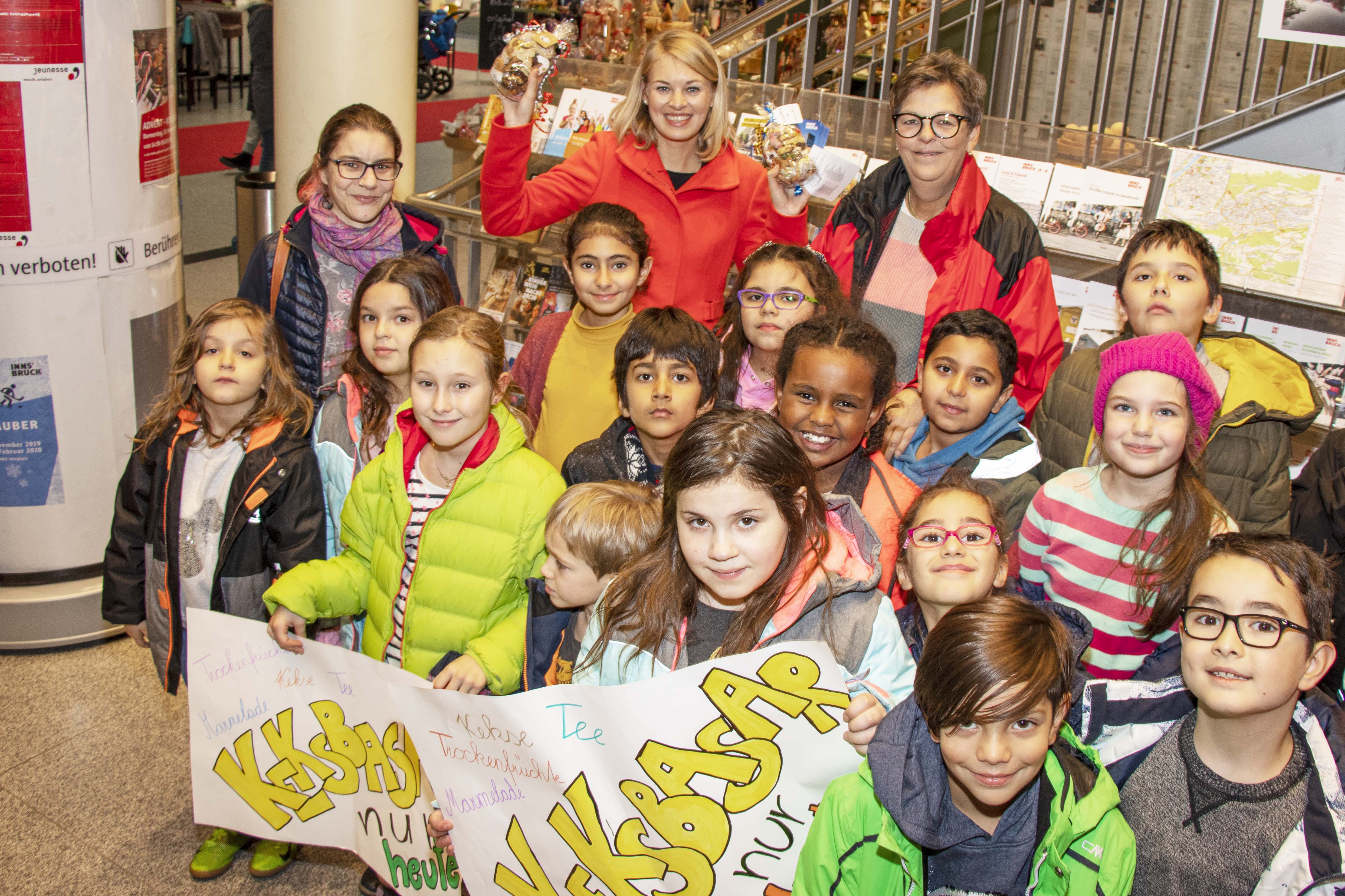 Die Kinder der städtischen Schülerhorte Domanigweg und Kinder am Tivoli haben unlängst einen Advent-Keksbasar in den RathausGalerien veranstaltet. Mit viel Engagement haben sie Kekse gebacken und weihnachtliche Dekoration gestaltet. Mit viel guter Laune waren die Kinder mit ihren BetreuerInnen am Vorplatz des Bürgerservice am Werk. Bürgermeister Georg Willi und Stadträtin Elisabeth Mayr genossen das bunte Treiben rund um die Verkaufstische und ließen sich die Gelegenheit auch nicht entgehen, einige Sachen für den guten Zweck zu erwerben. Der gesamte Erlös des Basars kommt dem Verein „Arche Herzensbrücke“ zu Gute, welcher sich für schwerkranke Kinder einsetzt.
Um auf den Advent-Keksbasar aufmerksam zu machen, haben die Kinder vom Schülerhort Domanigweg Plakate entworfen, mit denen sie in der Maria-Theresien-Straße Interessierte anlockten.