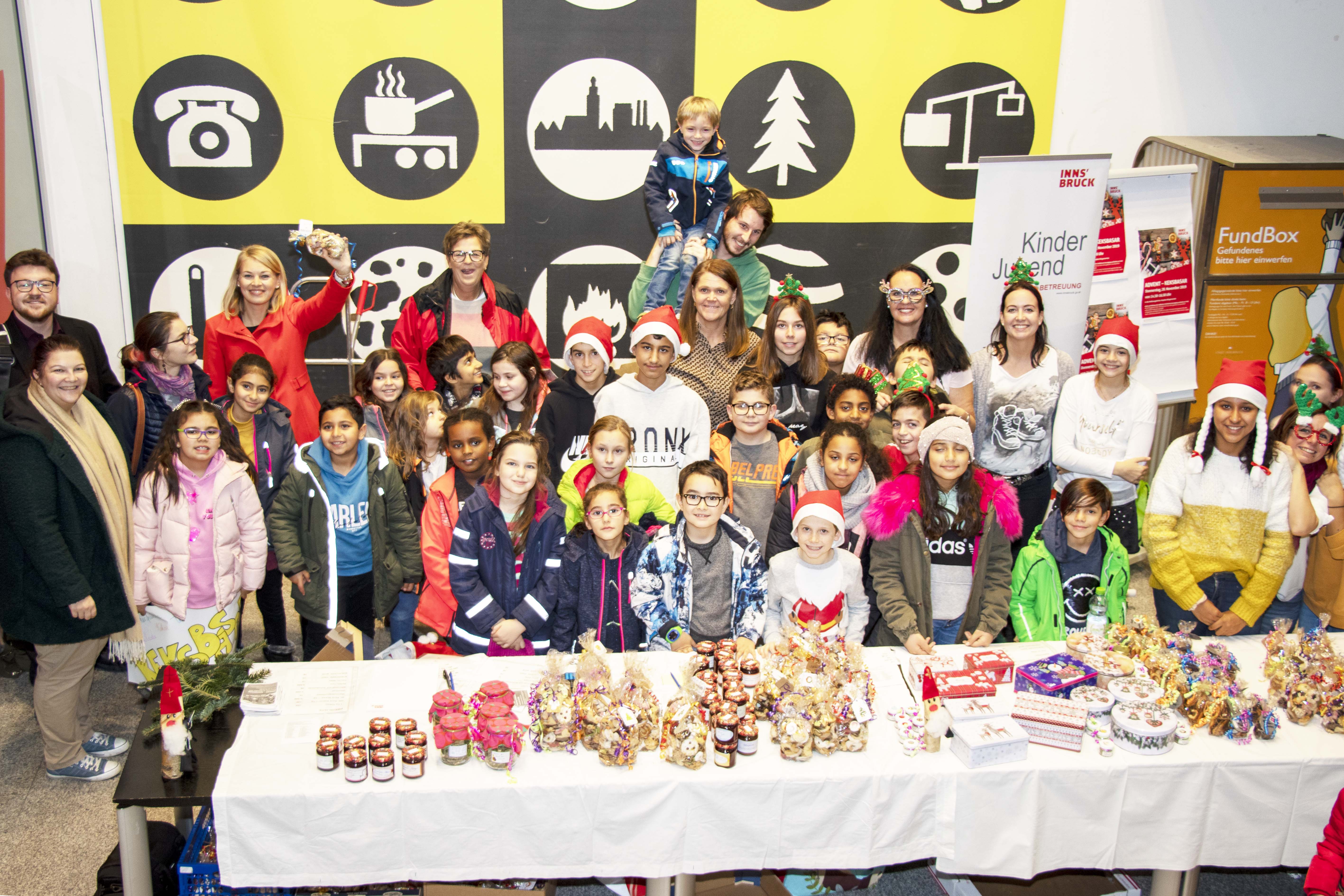 Die Kinder der städtischen Schülerhorte Domanigweg und Kinder am Tivoli haben unlängst einen Advent-Keksbasar in den RathausGalerien veranstaltet. Mit viel Engagement haben sie Kekse gebacken und weihnachtliche Dekoration gestaltet. Mit viel guter Laune waren die Kinder mit ihren BetreuerInnen am Vorplatz des Bürgerservice am Werk. Bürgermeister Georg Willi und Stadträtin Elisabeth Mayr genossen das bunte Treiben rund um die Verkaufstische und ließen sich die Gelegenheit auch nicht entgehen, einige Sachen für den guten Zweck zu erwerben. Der gesamte Erlös des Basars kommt dem Verein „Arche Herzensbrücke“ zu Gute, welcher sich für schwerkranke Kinder einsetzt.
Um auf den Advent-Keksbasar aufmerksam zu machen, haben die Kinder vom Schülerhort Domanigweg Plakate entworfen, mit denen sie in der Maria-Theresien-Straße Interessierte anlockten.