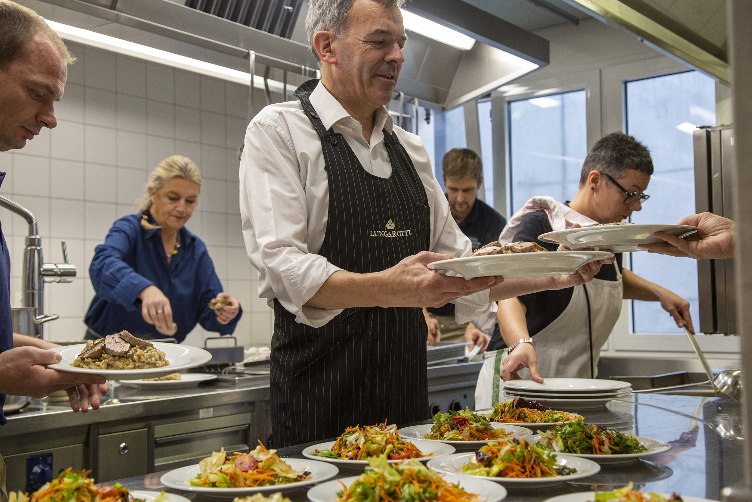 Bürgermeister Georg Willi und seine Frau Katharina kochten für die MitarbeiterInnen der Berufsfeuerwehr Innsbruck ein adventliches Mittagessen: Salat marinieren, Risotto zubereiten, Fleisch braten und die Köstlichkeiten anrichten. Geschmeckt hat es auch, wie die „Feuerwehrler" nach dem gemeinsamen Verzehr bestätigten.