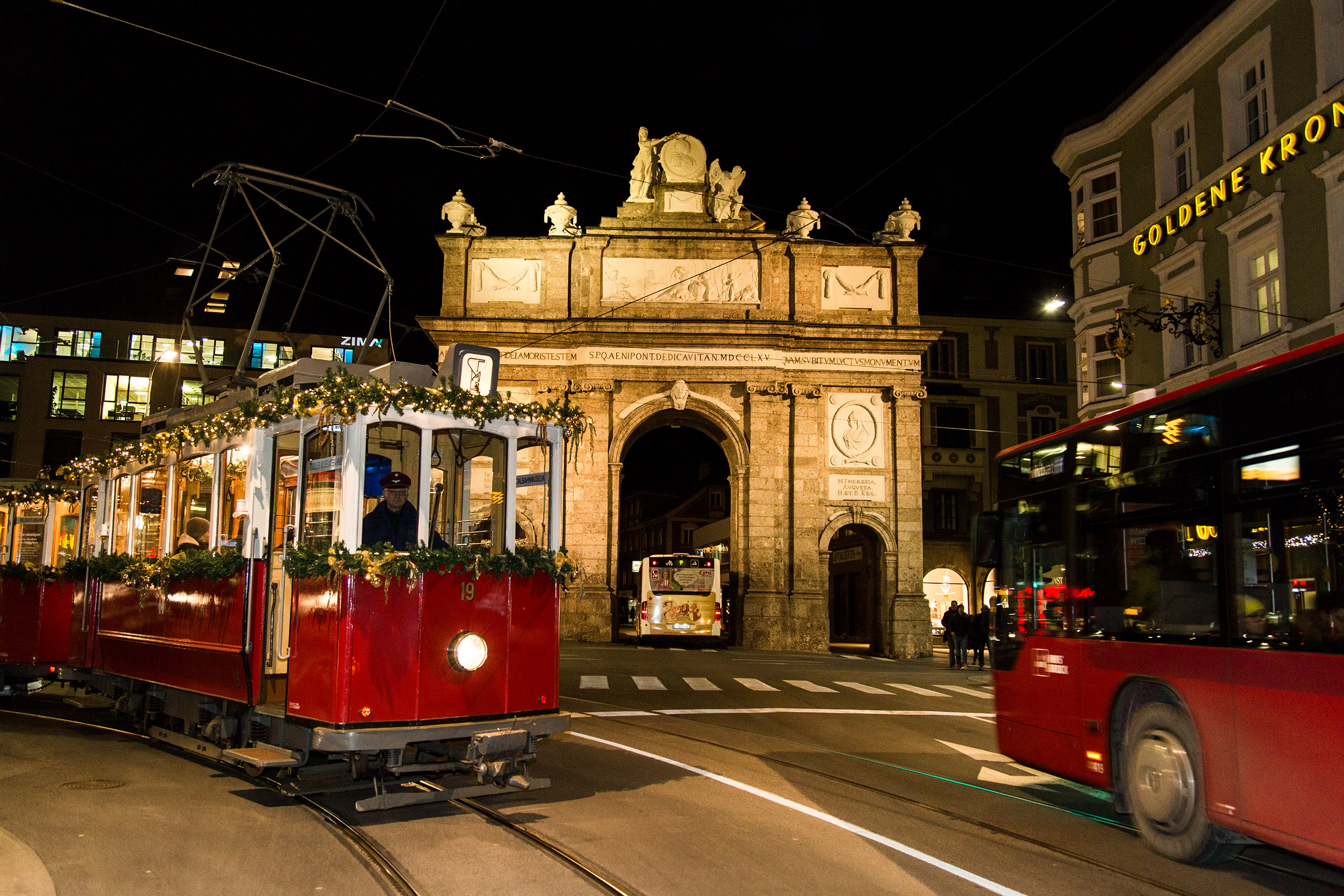 Die Weihnachtsbahn sorgt für ein nostalgisches Weihnachten und versetzt Passagiere zurück ins „alte” Innsbruck.