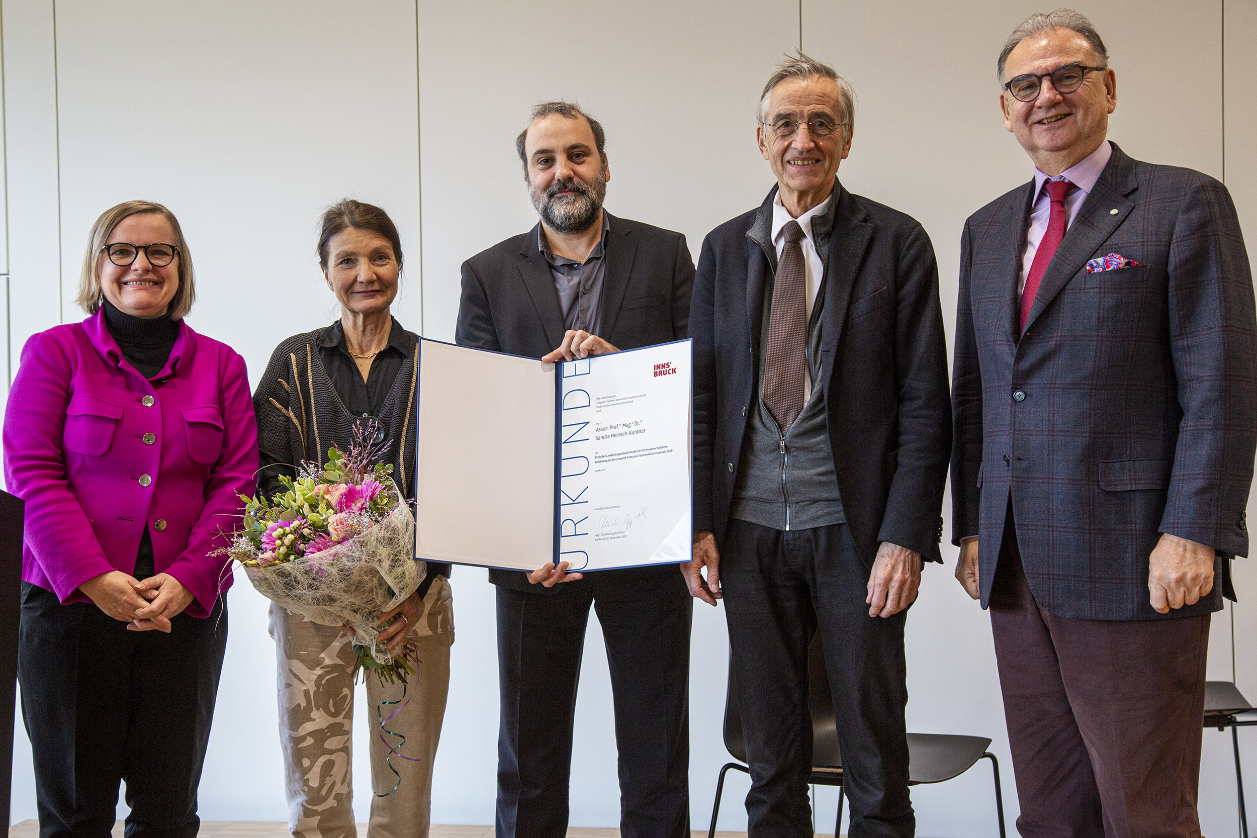 stellvertretend für Assoz. Prof.in Mag.a Dr.in Sandra Heinsch-Kuntner (Philosophisch - Historische Fakultät) nahm ihr Mann den Preis entgegen