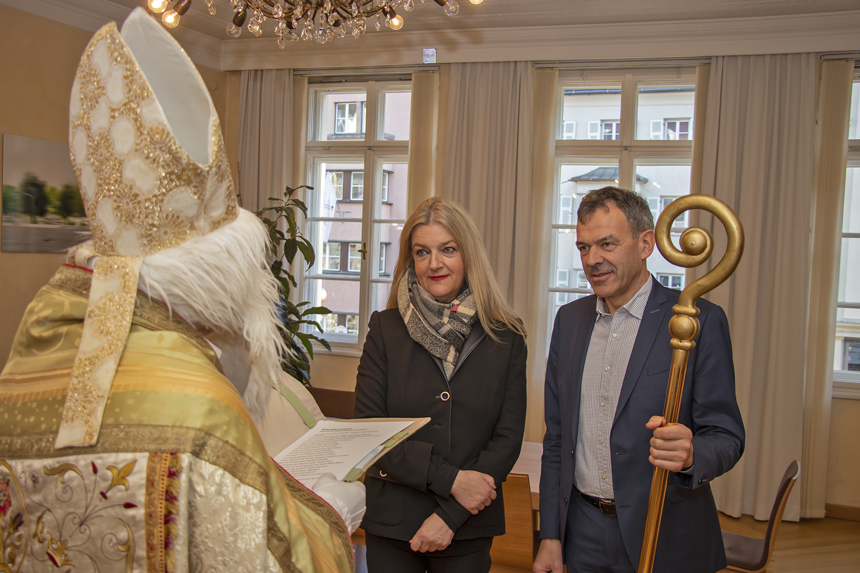 Die Stiftung „Bruder und Schwester in Not“ der Diözese Innsbruck hat den 6. Dezember zum Anlass genommen, Bürgermeister Georg Willi  und seine Gattin Katharina im Rathaus der Stadt Innsbruck zu besuchen, um auf die diesjährige Adventsammlung aufmerksam zu machen. Mit den Spenden werden vor allem Projekte und Organisationen in Ostafrika und Lateinamerika unterstützt.