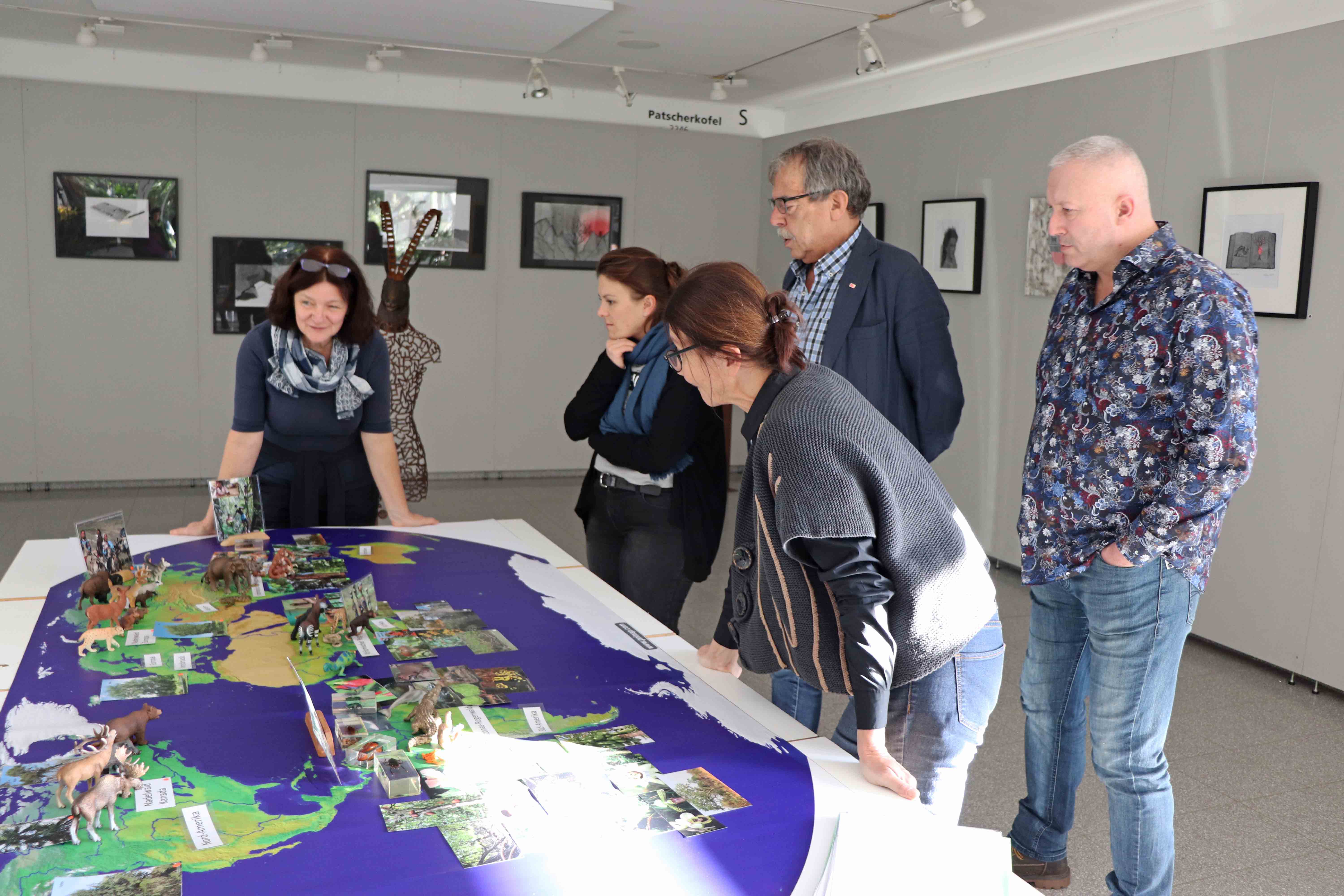 Unter dem Namen „Feuer und Flamme für den Regenwald - brandaktuell" veranstaltet das Institut für Botanik Workshops für Innsbrucker Schulklassen, in denen der Zusammenhang von Regenwald, Klima und Tirol im Fokus steht. Vizebürgermeisterin Uschi Schwarzl hat sich gemeinsam mit interessierten GemeinderätInnen sowie MitarbeiterInnen vom Referat für Verkehrs- und Umweltmanagement informiert und mit Workshop-Leiterin Sabine Sladky Meraner eine Tour durch den Botanischen Garten gemacht.
Der von der Stadt Innsbruck geförderte Workshop für Innsbrucker Schulklassen behandelt Fragen wie „Was kann ich hier in Tirol lokal zum Schutz des Regenwaldes und in Folge für unser Klima beitragen" und ist für alle Altersstufen geeignet.