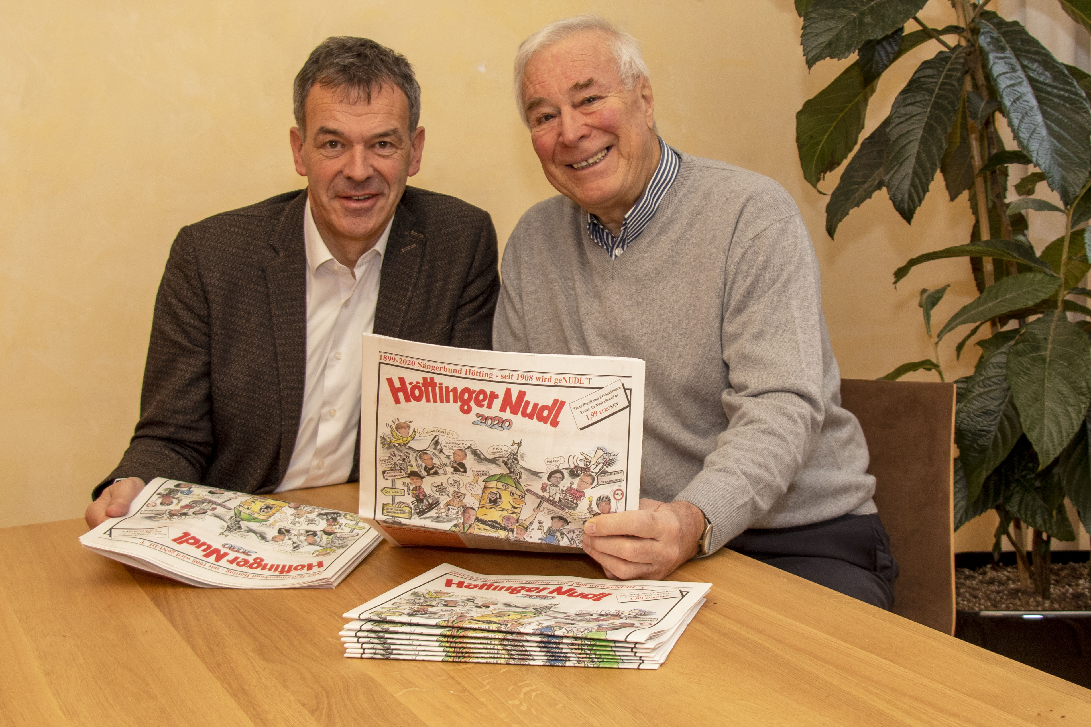 Zu einem fixen Bestandteil der Vorweihnachtszeit gehört der Besuch von Peter Kodera, Chefredakteur der Höttinger Nudl, bei Bürgermeister Georg Willi im Rathaus. Sichtlich amüsiert gönnten sich die beiden einen Blick in die 113. Ausgabe. In der ältesten Faschingszeitung Österreichs wurden auch heuer wieder die lustigsten, skurrilsten und aufregendsten Geschichten gesammelt, humoristisch bearbeitet und in bekannter Art und Weise die Politik in Stadt und Land, verschiedene Stadtteile Innsbrucks, vor allem aber Hötting und die nähere Umgebung, frech aber ehrlich aufs Korn genommen.