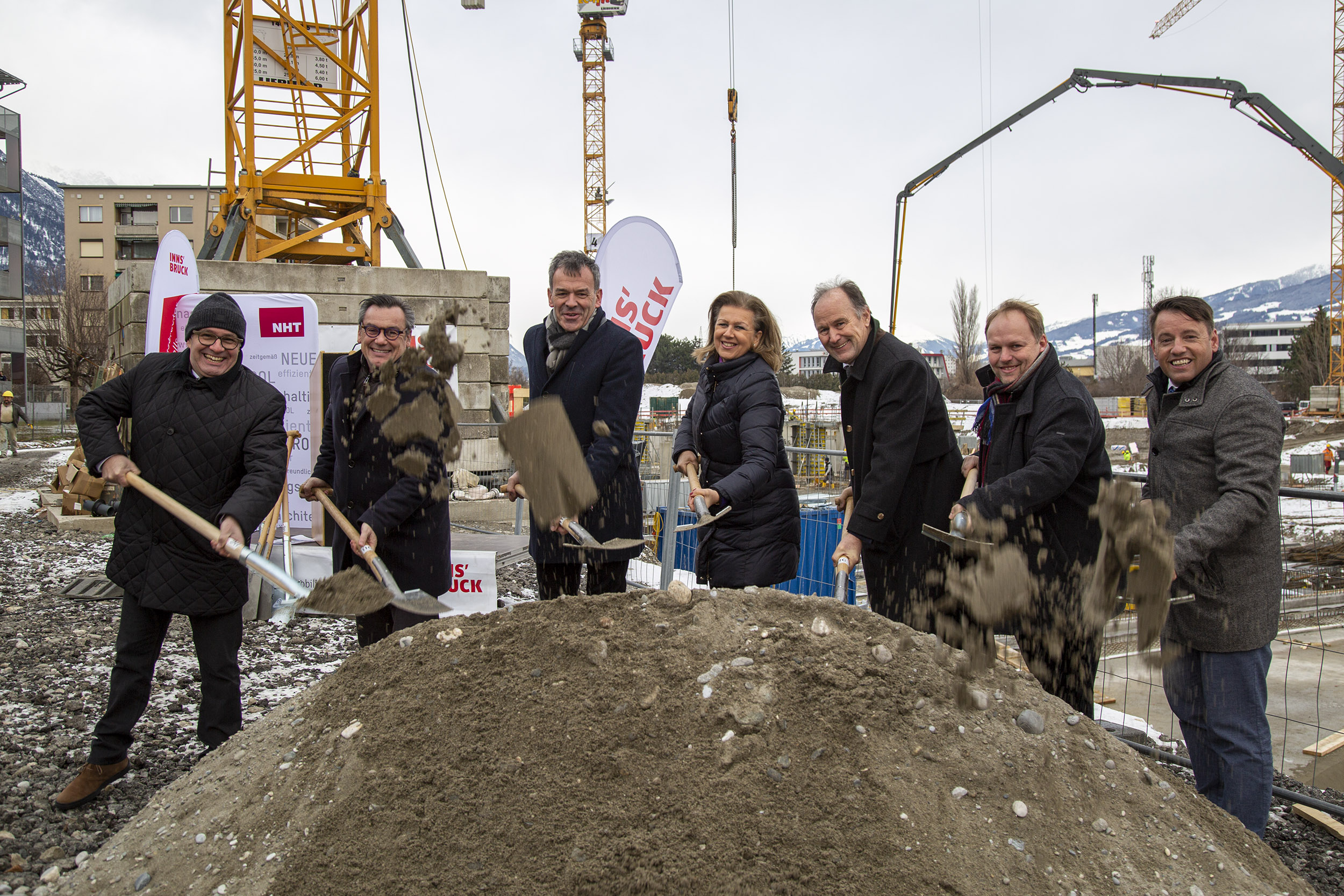 “Gemeinsames Großes leisten” war der Tenor bei der Spatenstichfeier zum Campagne-Areal in der Reichenau (v.l.): Markus Stoll (Aufsichtsrat IIG), Markus Pollo (NHT-GF), Bürgermeister Georg Willi, Landesrätin Patrizia Zoller-Frischauf, Franz Pegger (Aufsichtsrat-Vorsitzender IIG), Lucas Krackl (Aufsichtsrat NHT) und Franz Danler (IIG-GF).