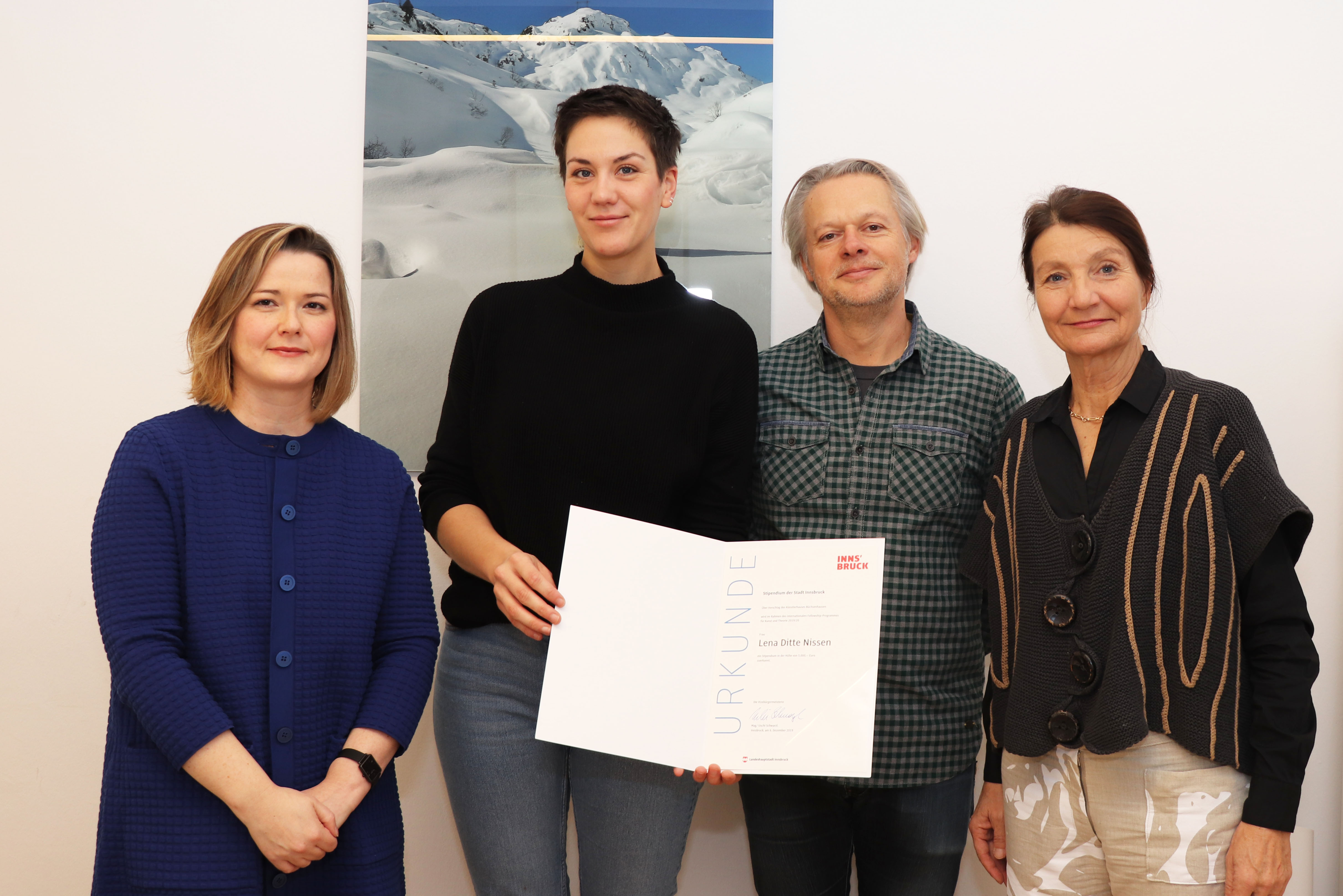Am 6. Dezember überreichte Vizebürgermeisterin Uschi Schwarzl (r.) die Urkunde zum Fellowship Büchsenhausen-Stipendium an Lena Ditte Nissen (2.v.l.). Mit dabei waren Natalie Pedevilla, Leiterin des Referates Bildende Kunst und Kulturprojekte und Andrei Siclodi, Direktor des Künstlerhauses Büchsenhausen.