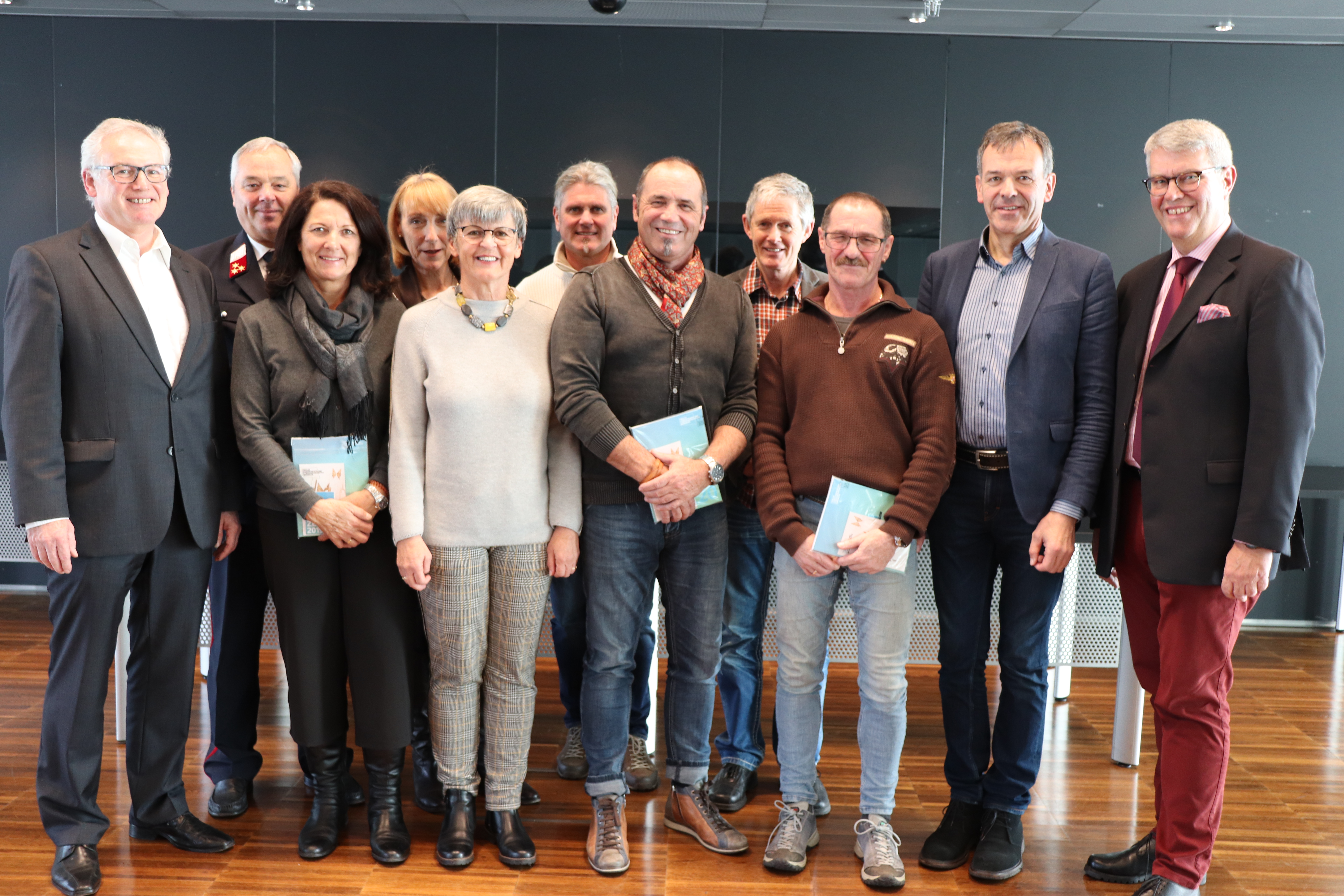 Bürgermeister Georg Willi (2.v.r.), Magistratsdirektor Bernhard Holas (1.v.l.) und Personalchef Ferdinand Neu (1.v.r.) ehrten langjährige MitarbeiterInnen für ihr Engagement.