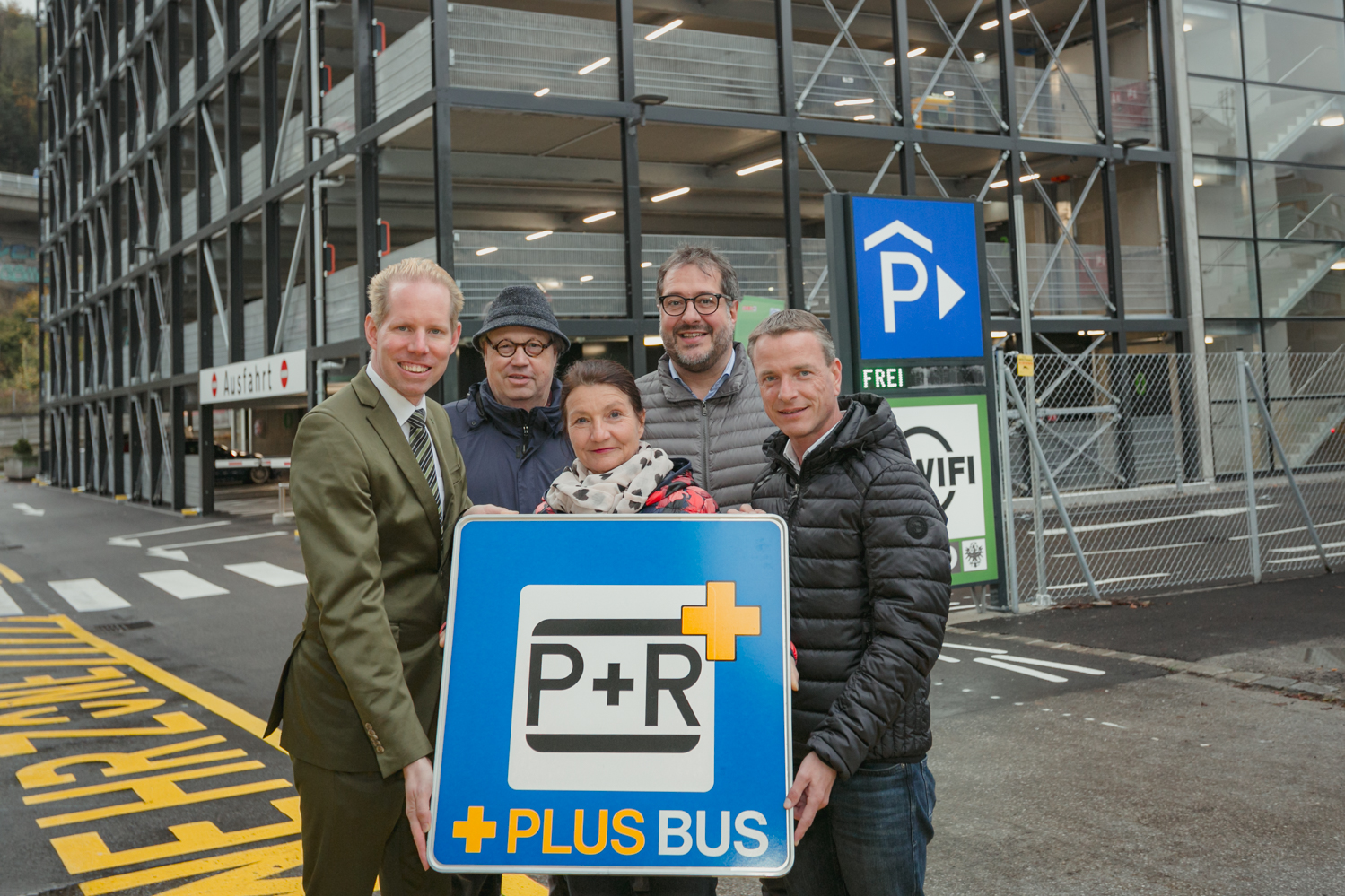 WIFI-Geschäftsführer Paul Vyskovksy, Peter Retter (Erschließungsgesellschaft Inn-West), Mobilitätsstadträtin Uschi Schwarzl, Vizebürgermeister Franz X. Gruber und Christoph Kaufmann (OSVI) freuen sich über den Ausbau des P&R-Angebots in der Landeshauptstadt.