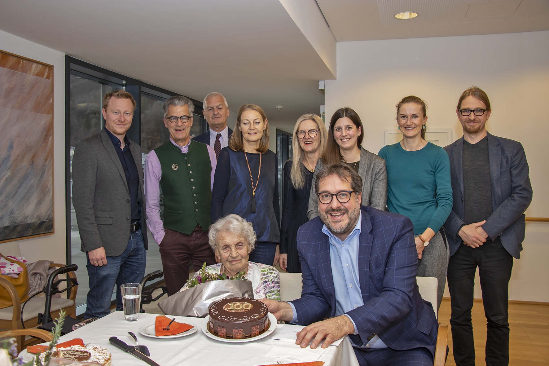 Freute sich über den Blumenstrauß und die Glückwünsche des Vizebürgermeisters Franz X. Gruber: Die 100-jährige Herma Steiner im Beisein ihrer Familie.