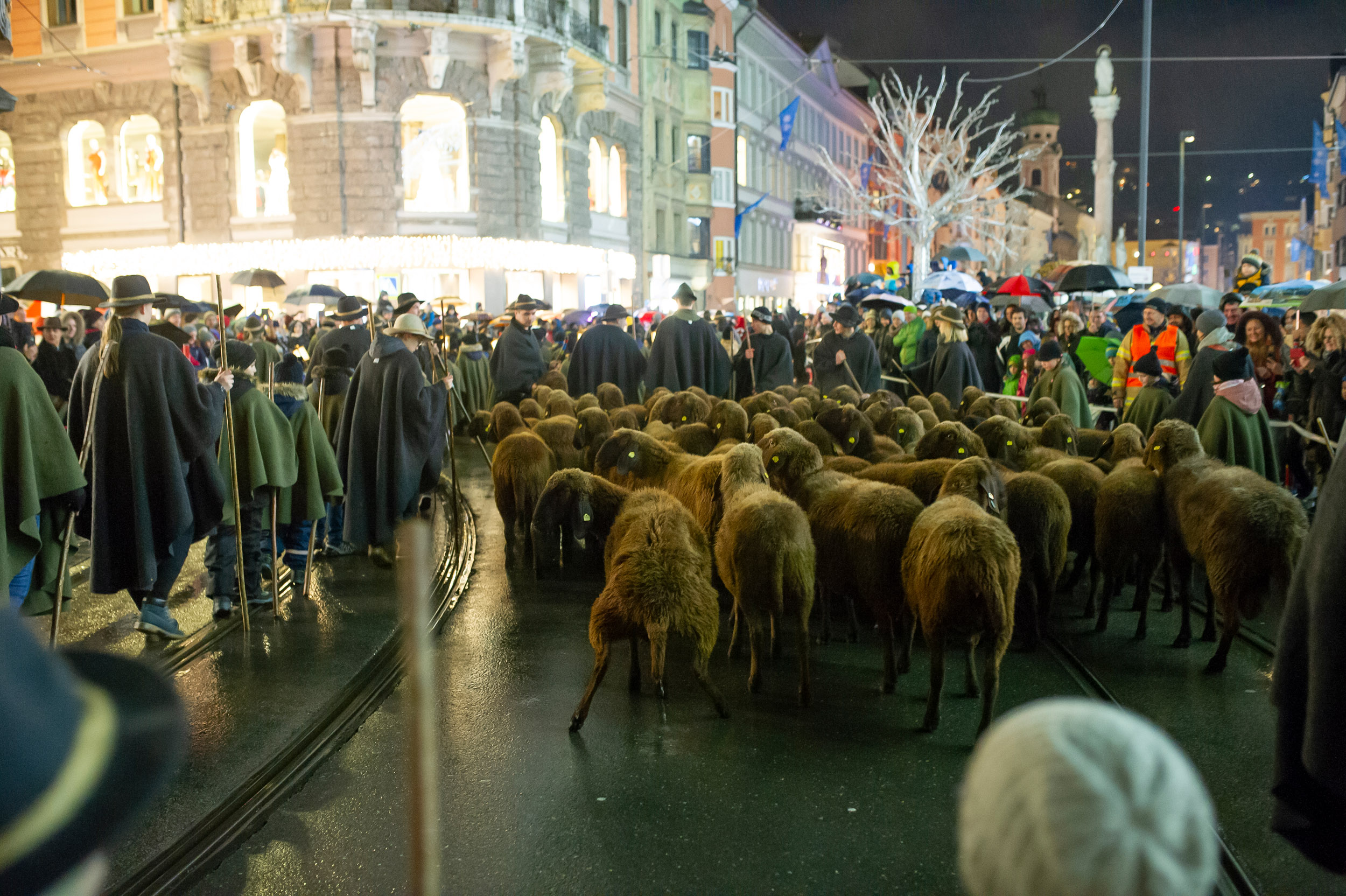 Glänzende Kinderaugen verfolgten das 16. Innsbrucker Christkindl auf seinem Weg durch die Landeshauptstadt. Mehr als 400 Schülerinnen und Schüler der städtischen Volksschulen wirkten als Hirten und Engel mit. Höhepunkt war das gemeinsame Singen am Platz vor dem Landestheater. Wir wünschen allen ein besinnliches Weihnachtsfest!