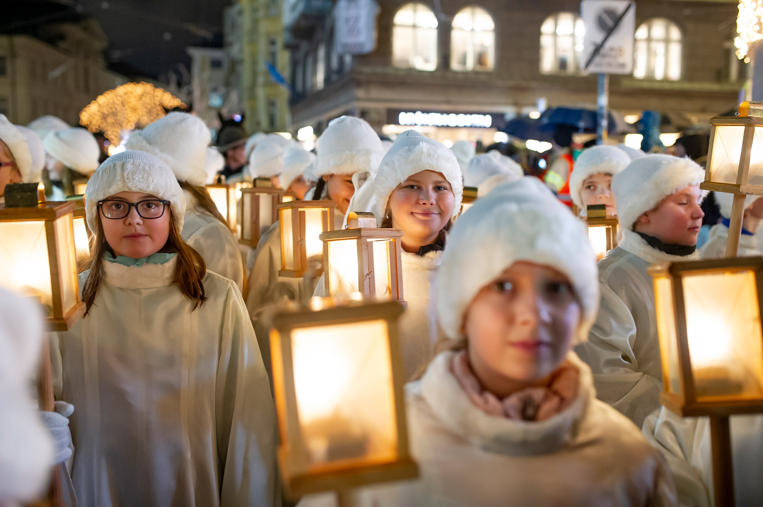 Glänzende Kinderaugen verfolgten das 16. Innsbrucker Christkindl auf seinem Weg durch die Landeshauptstadt. Mehr als 400 Schülerinnen und Schüler der städtischen Volksschulen wirkten als Hirten und Engel mit. Höhepunkt war das gemeinsame Singen am Platz vor dem Landestheater. Wir wünschen allen ein besinnliches Weihnachtsfest!