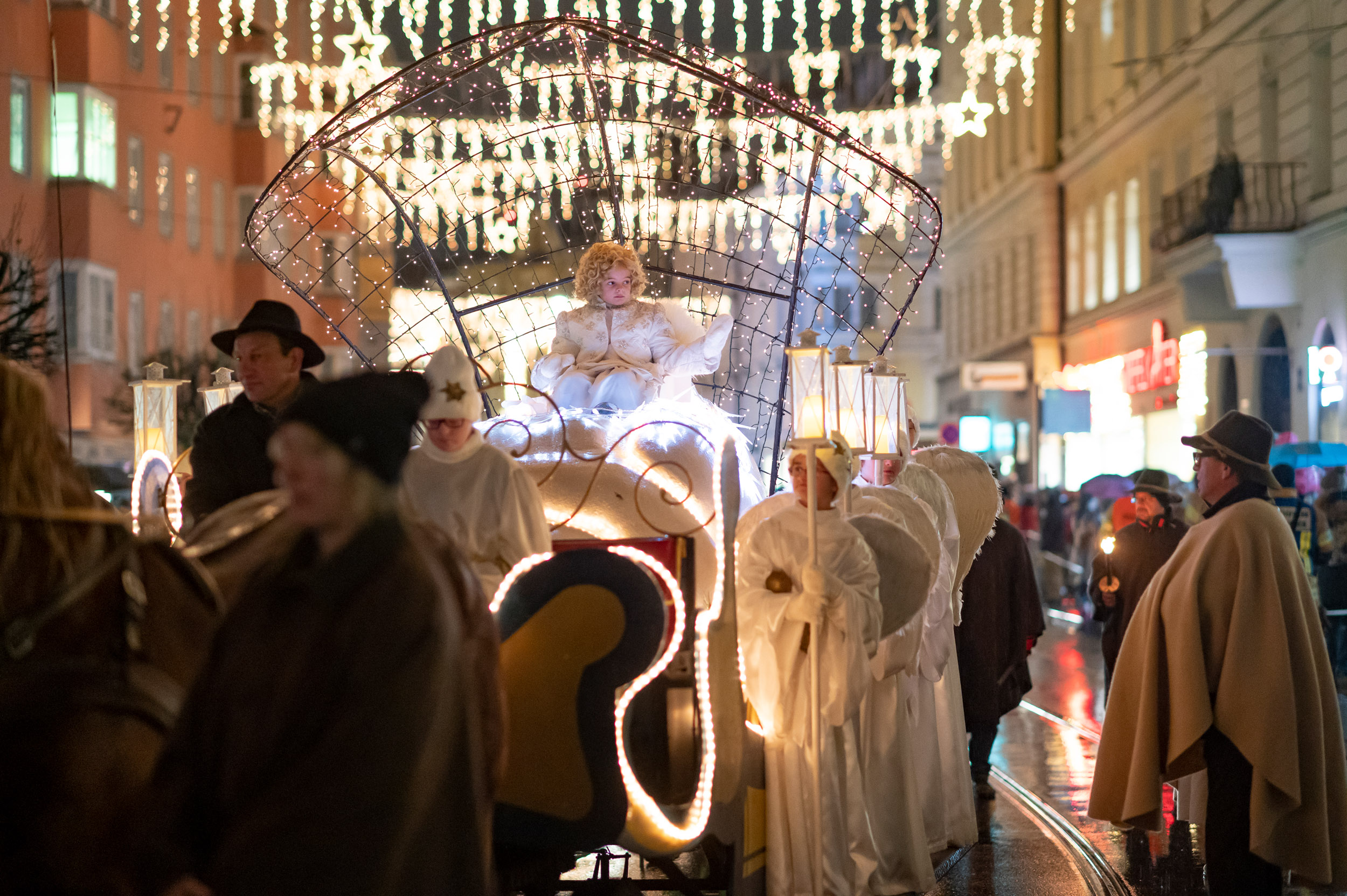 Glänzende Kinderaugen verfolgten das 16. Innsbrucker Christkindl auf seinem Weg durch die Landeshauptstadt. Mehr als 400 Schülerinnen und Schüler der städtischen Volksschulen wirkten als Hirten und Engel mit. Höhepunkt war das gemeinsame Singen am Platz vor dem Landestheater. Wir wünschen allen ein besinnliches Weihnachtsfest!