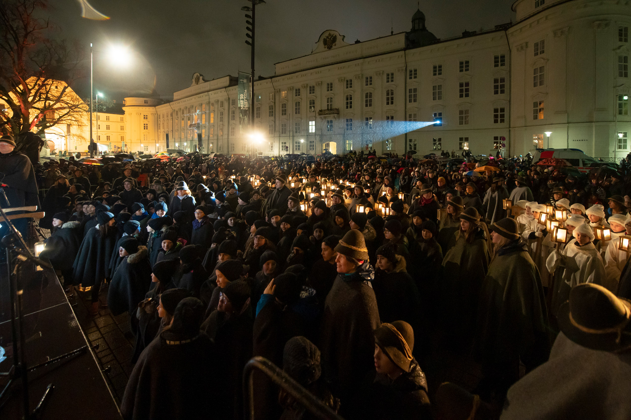 Glänzende Kinderaugen verfolgten das 16. Innsbrucker Christkindl auf seinem Weg durch die Landeshauptstadt. Mehr als 400 Schülerinnen und Schüler der städtischen Volksschulen wirkten als Hirten und Engel mit. Höhepunkt war das gemeinsame Singen am Platz vor dem Landestheater. Wir wünschen allen ein besinnliches Weihnachtsfest!