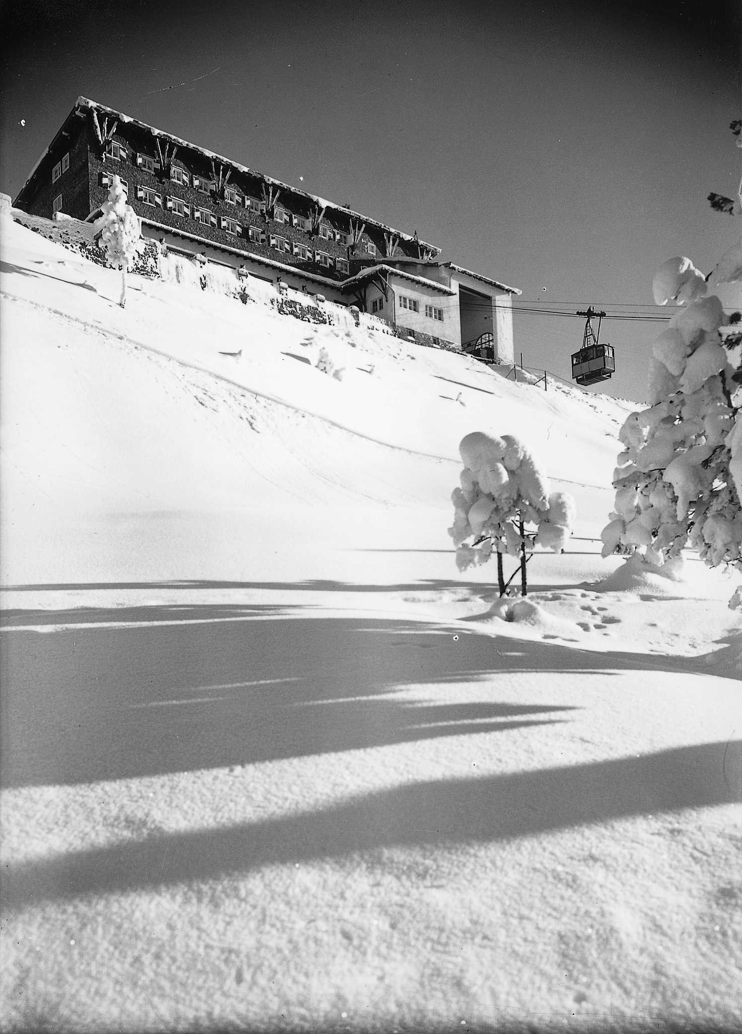 Die Bergstation der Patscherkofelbahn, welche vom Architekten Hans Feßler geplant wurde, im Winter 1928.