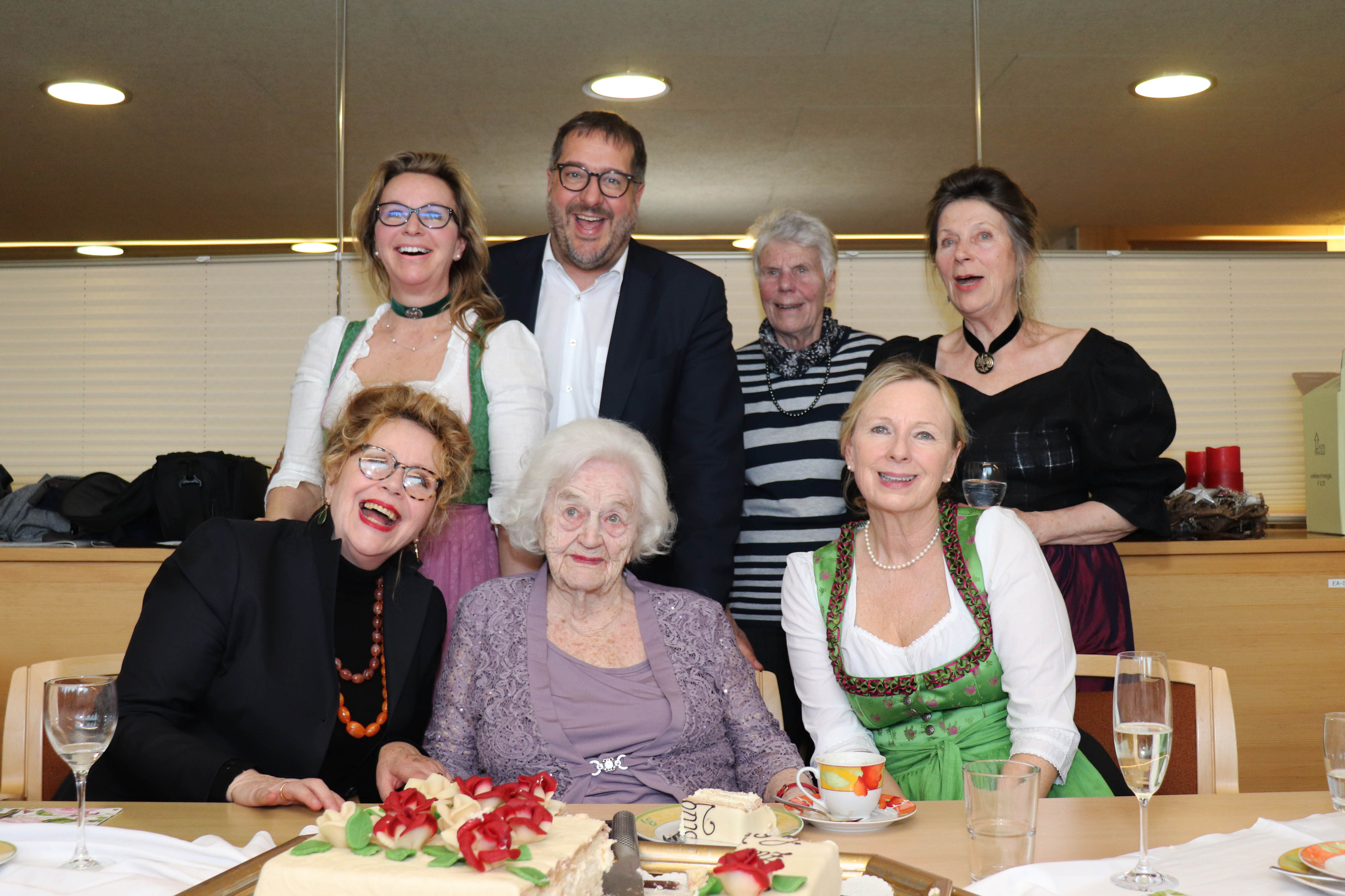 In großer Runde und gemeinsam mit ihren fünf Töchtern feierte Else Didusch (M.) ihren 100. Geburtstag, zu dem Vizebürgermeister Franz X. Gruber herzlich gratulierte.
