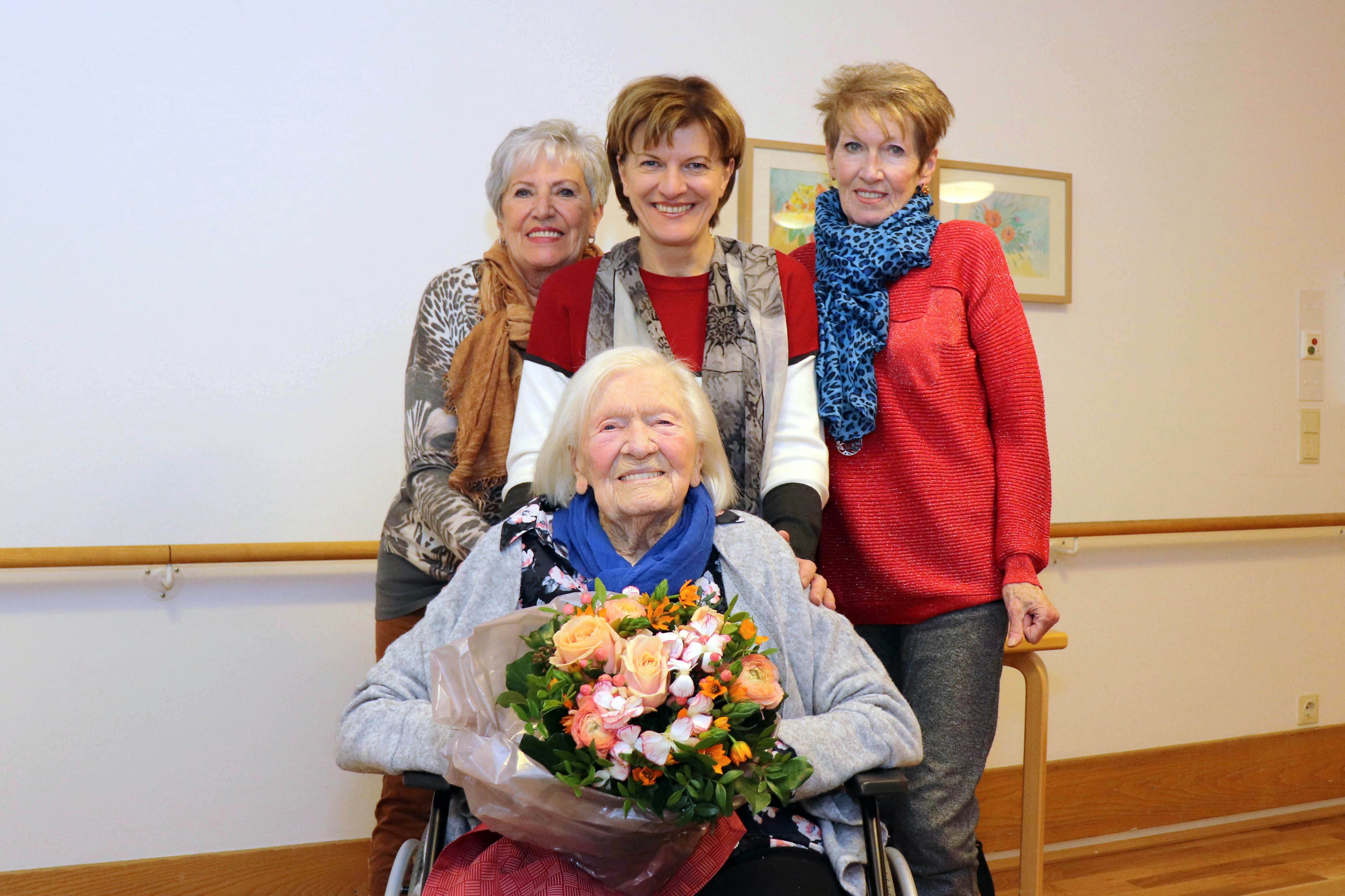 In gemütlichem Kreis feierte Maria Schwandtner gemeinsam mit ihren Töchtern und Stadträtin Christine Oppitz-Plörer (M.) ihren 105. Geburtstag.