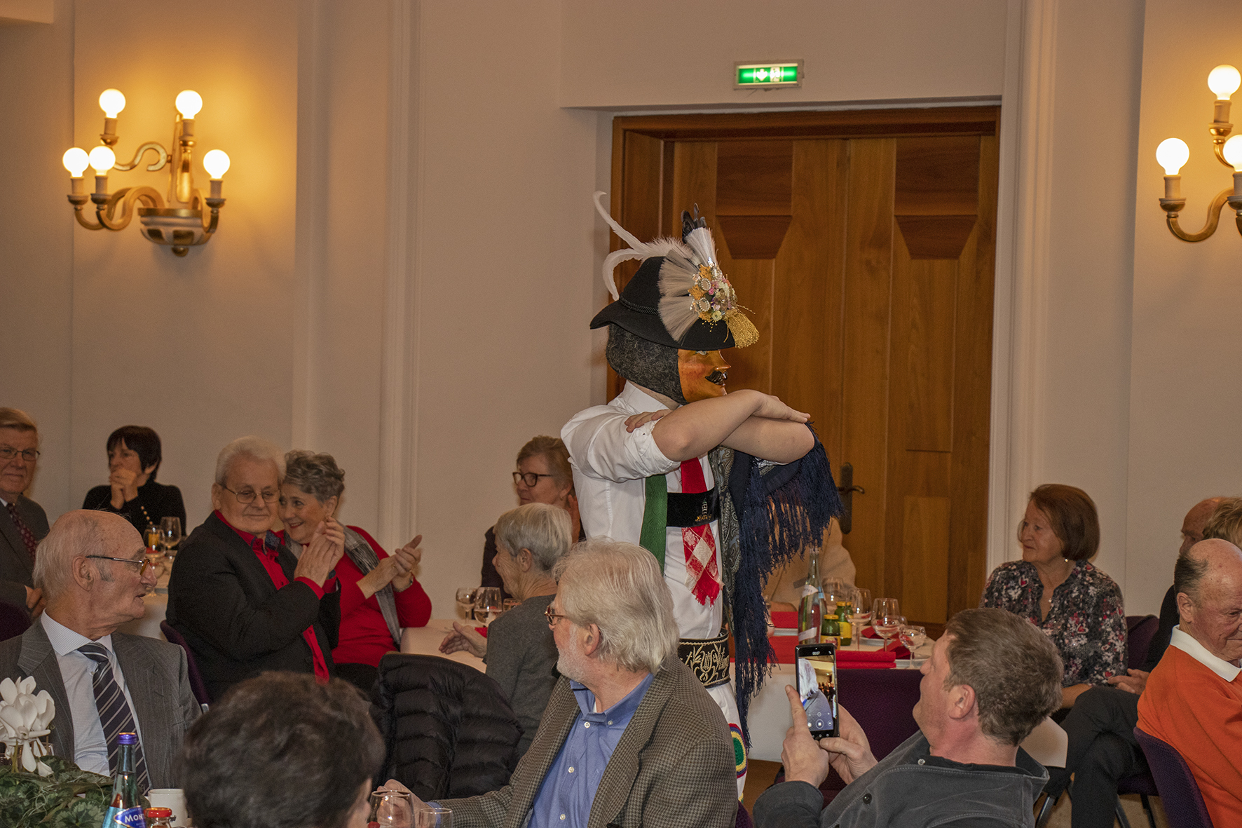 Hochzeitsjubiläen gehören gefeiert, besonders wenn zwei Menschen seit 50, 60 oder mehr Jahren Seite an Seite durchs Leben gehen. Aus diesem Grund lädt die Stadt traditionell Innsbrucker Ehepaare zu einer Hochzeitsjubiläumsfeier in die Ursulinensäle ein. Bürgermeister Georg Willi freut sich über die vielen fröhlichen Gesichter im Saal. „Das Leben eine so lange Zeit mit einem Partner zu verbringen ist einerseits schön, andererseits aber auch eine Aufgabe und Herausforderung. Ich gratuliere Ihnen herzlich zu ihren langen Ehen und möchte Ihnen in diesem Zuge meine Hochachtung aussprechen.“ Gleich zu Beginn der Ehrung hatten die Höttinger Jungmuller ihren großen Auftritt. Sie eroberten die Herzen der JubilarInnen auf Anhieb, und zeigten, dass das alte Faschingsbrauchtum in Hötting in aller Munde ist.