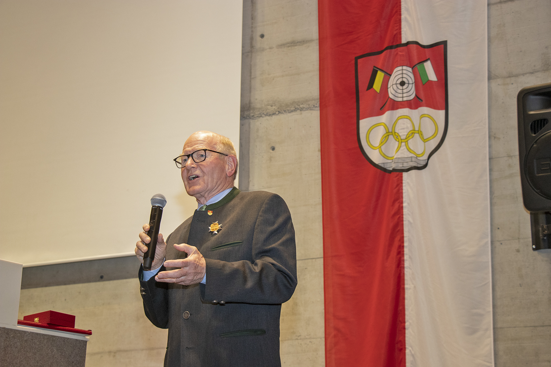 Friedl Ludescher bedankte sich bei Christoph Kaufmann und den anwesenden Festgästen für die geglückte Überraschung.