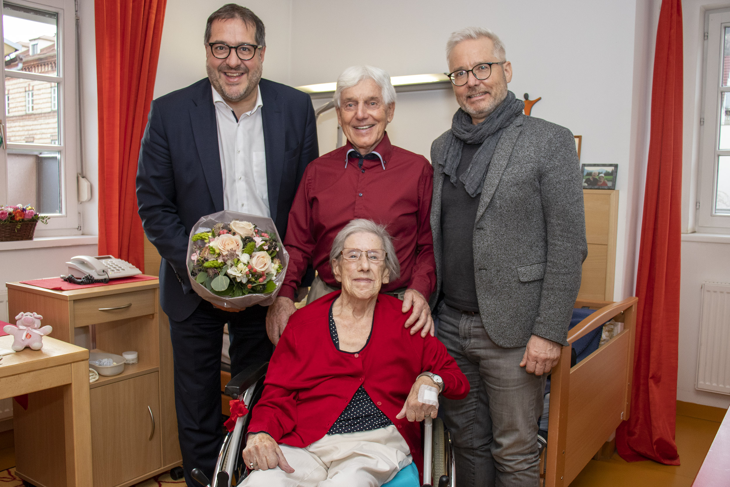 Vizebürgermeister Franz X. Gruber (links), Sohn Seppi (Mitte) und Heimleiter Christian Juranek (rechts) feierten mit Maria Rainer ihren 100. Geburtstag.