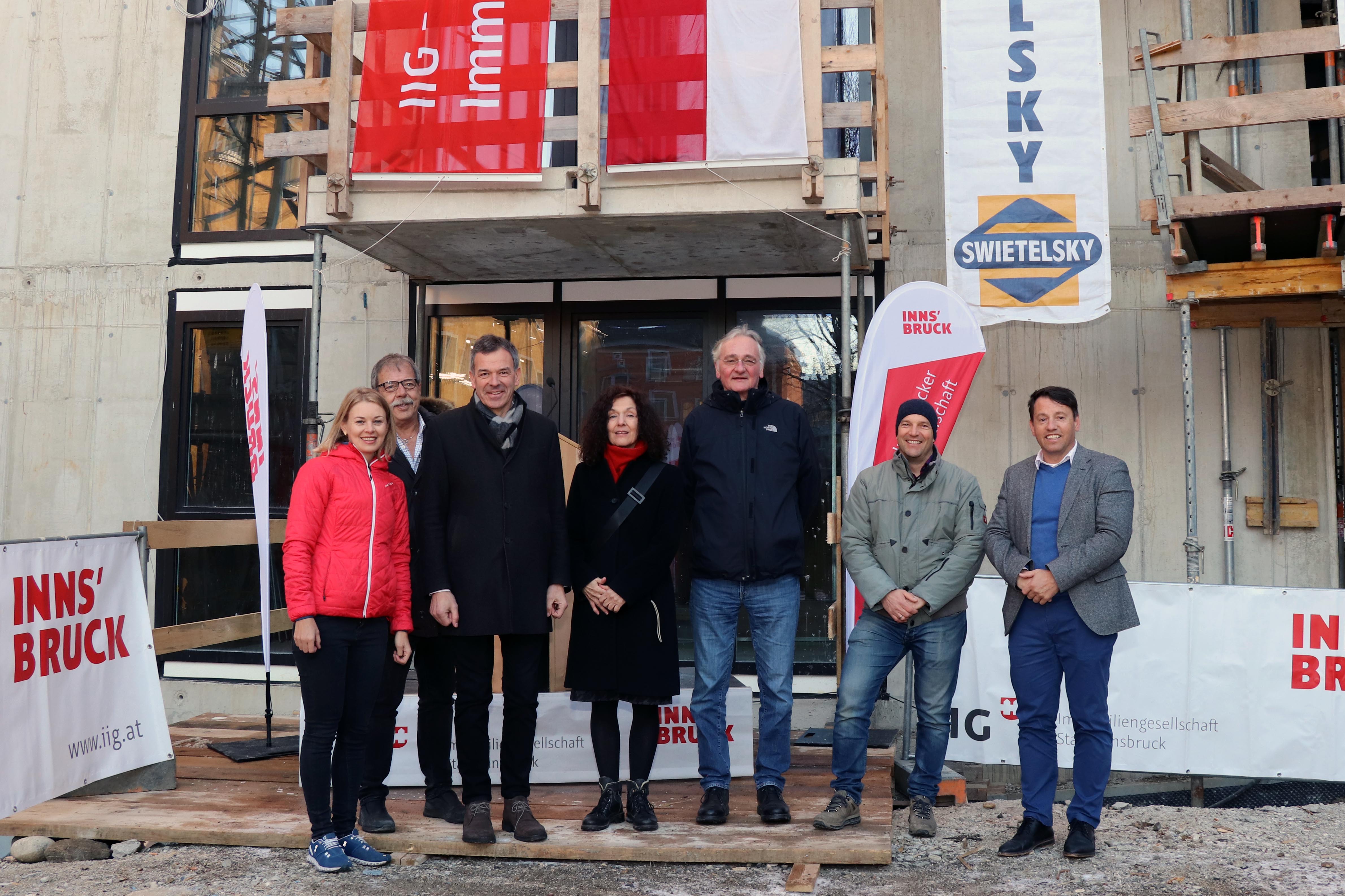 Bei der Firstfeier in der Kranewitterstraße (v.l.): Stadträtin Elisabeth Mayr, Gerhard Fritz, Bürgermeister Georg Willi, Eva Brenner und Wolfgang Kritzinger („brenner+kritzinger architekten“), Martin Kratzer („Swietelsky“) und IIG-GF Franz Danler