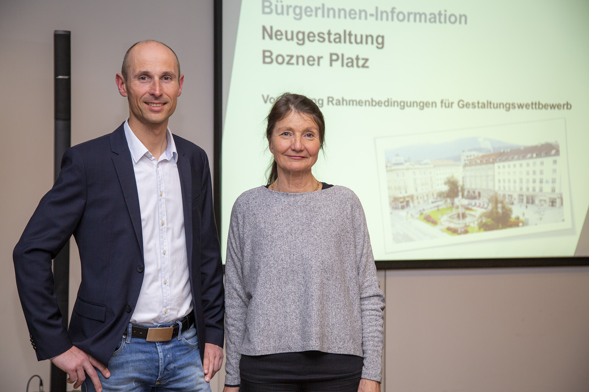 Vizebürgermeisterin Uschi Schwarzl und Projektleiter Christian Müller (Referat für Tiefbau – Planung) luden zum ersten Informationsabend zur Neugestaltung des Bozner Platzes.